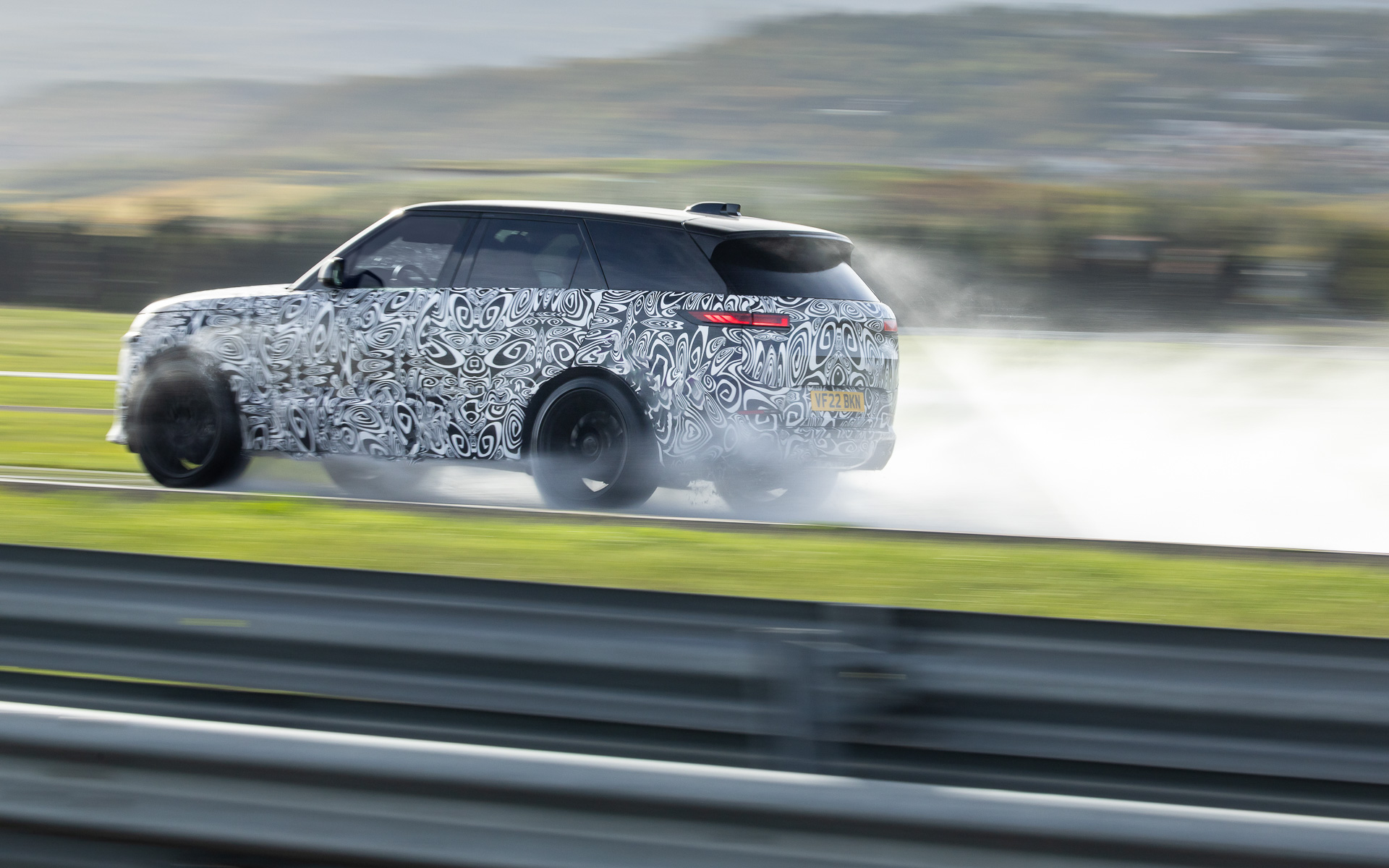 0-100km/h加速は3.8秒を誇る