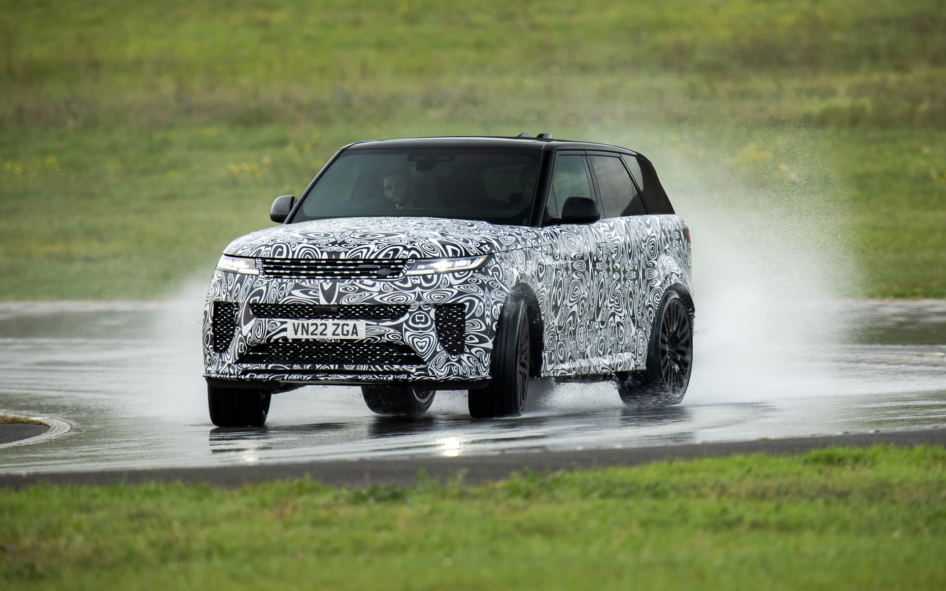 世界初の「6Dダイナミクスサスペンションシステム」を採用