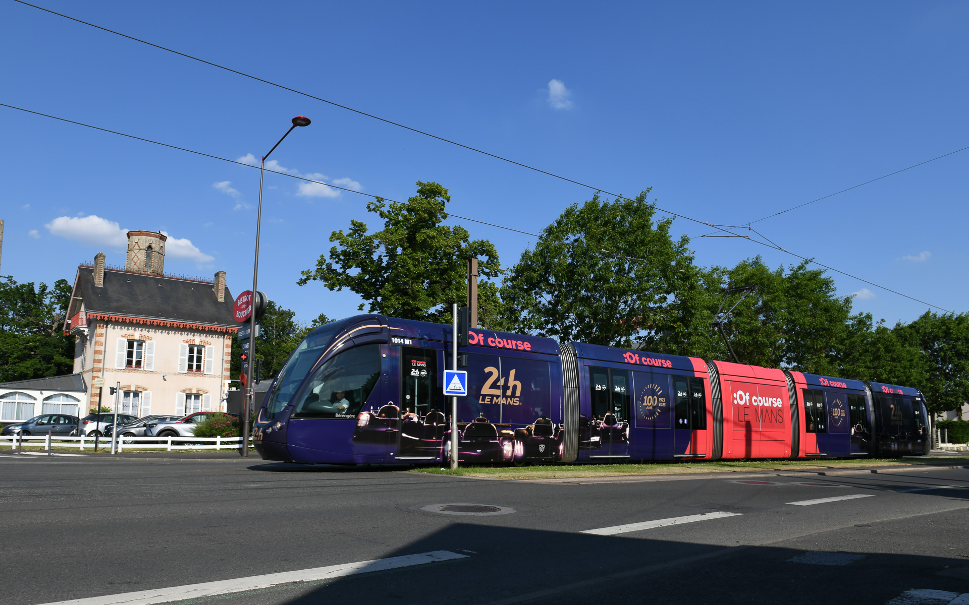 ル・マン市内を走るル・マン24時間100周年記念カラーのトラム