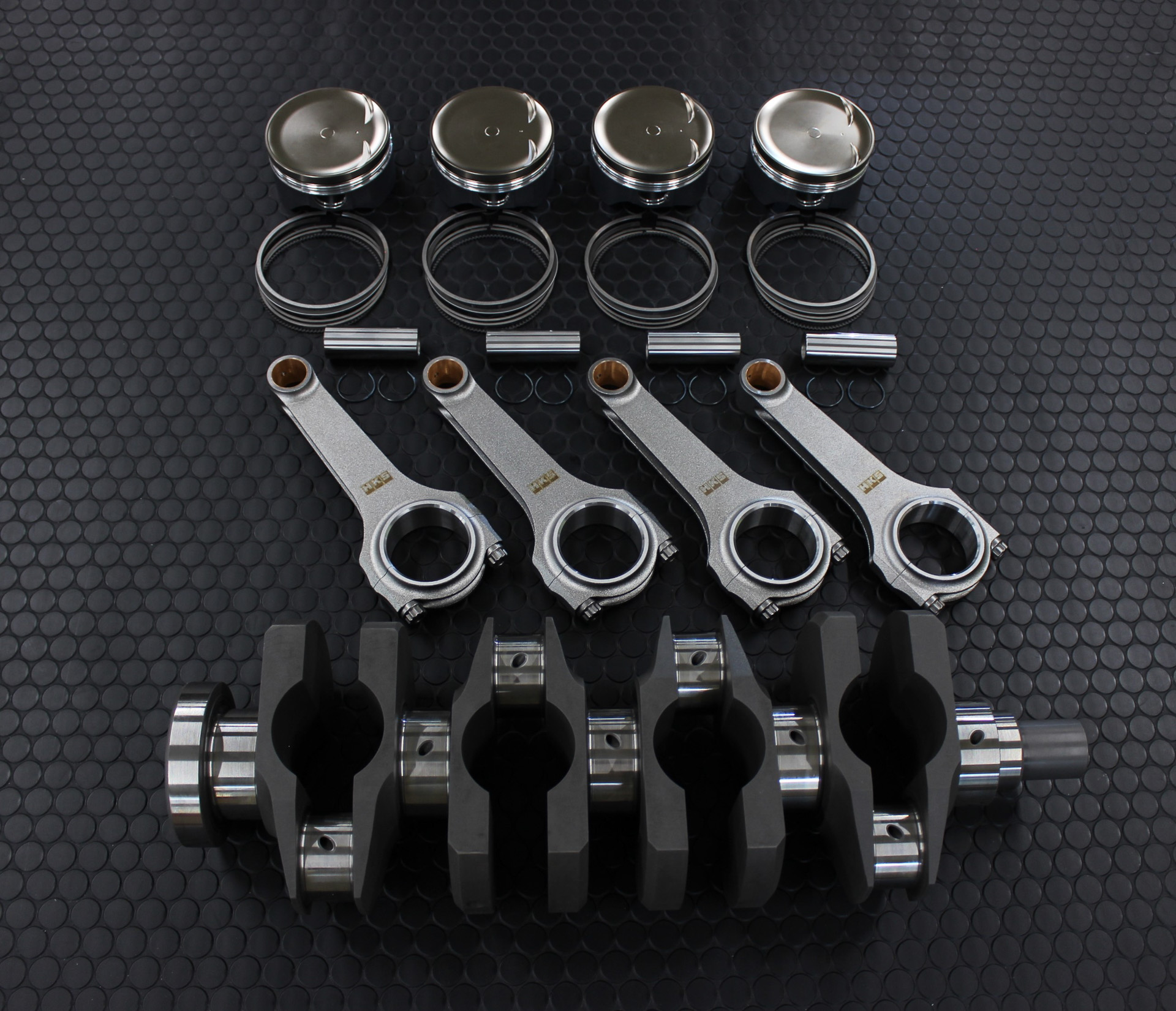 2.3リッター排気量アップキット（天面に耐食性に優れるニッケルメッキを採用しつつ、スカート部には2層モリブデンコートを施し摺動性をアップさせた0.5mmオーバーサイズの専用φ85.5鍛造ピストン、H断面削り出しの専用コンロッド、総削り出しのフルカウンタークランクシャフト）