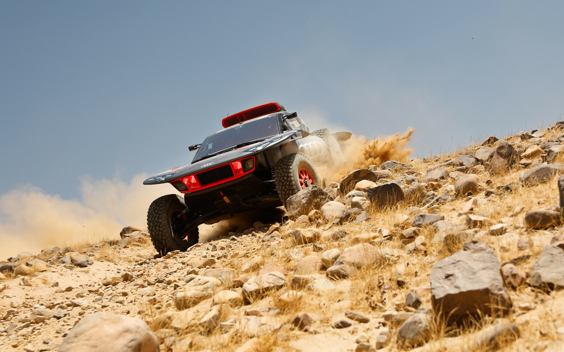 RS Q e-tronは電気モーター駆動のラリーカーだが、砂漠に充電ステーションがないため走行中に高電圧バッテリを充電するためのエネルギーコンバータの役割を担うTFSIエンジンを搭載している