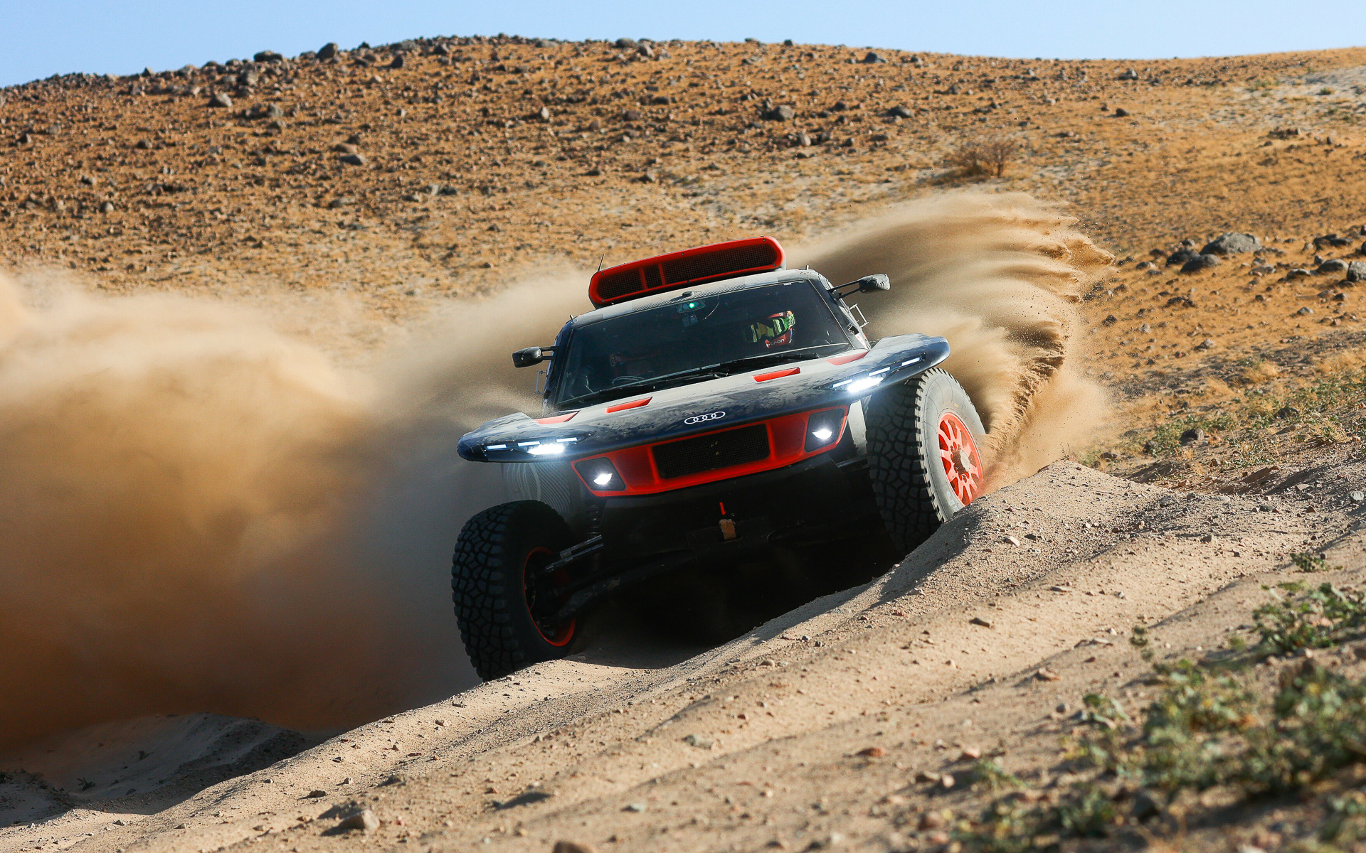 アウディは2024年のダカールラリーに向けて「RS Q e-tron」のテスト走行をサウジアラビアで実施した