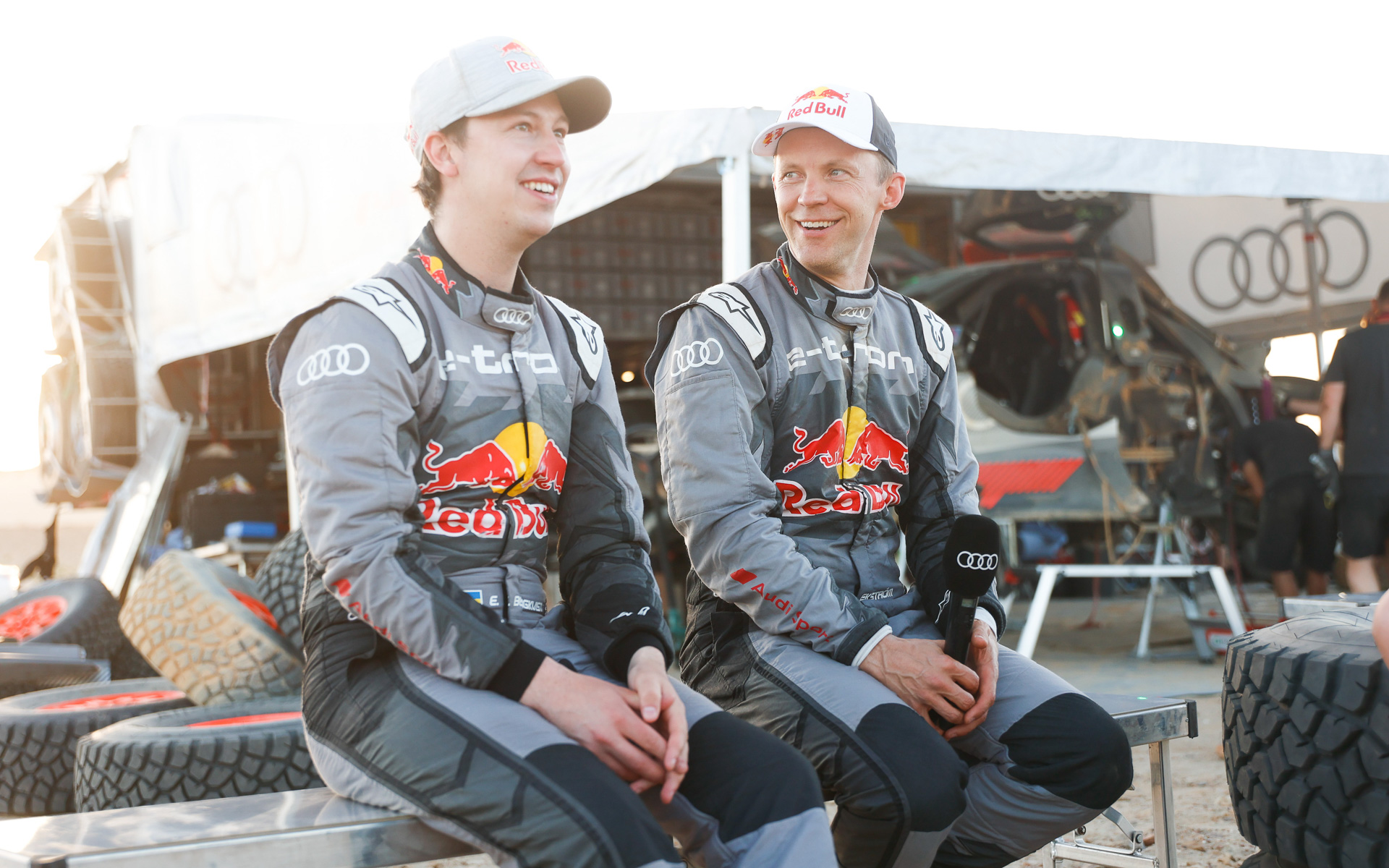 コドライバーのエミール・ベリークヴィスト選手（左）とドライバーのマティアス・エクストローム選手（右）