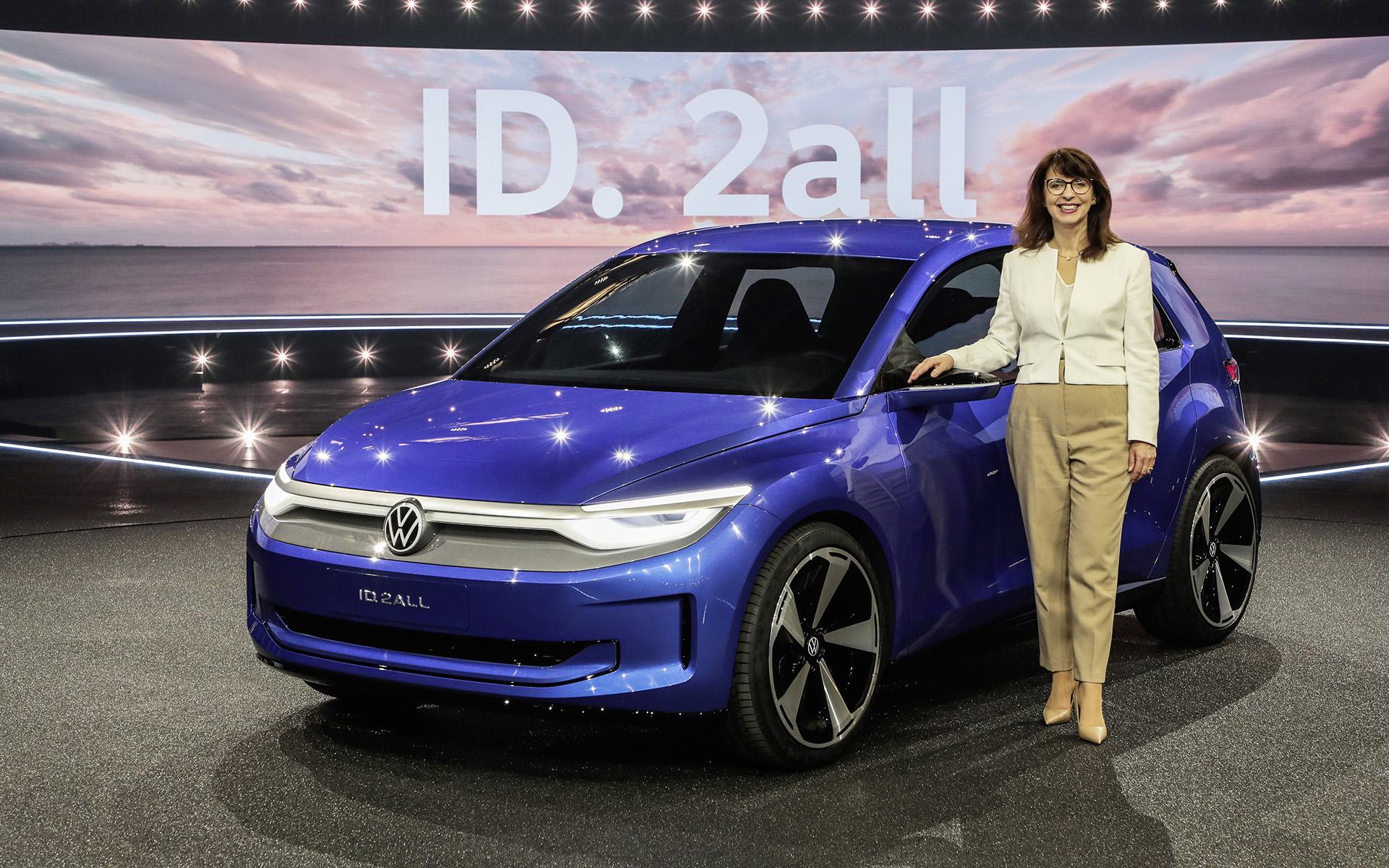 3月に世界初公開された新型バッテリEV「ID.2all」コンセプトとイメルダ・ラベー氏