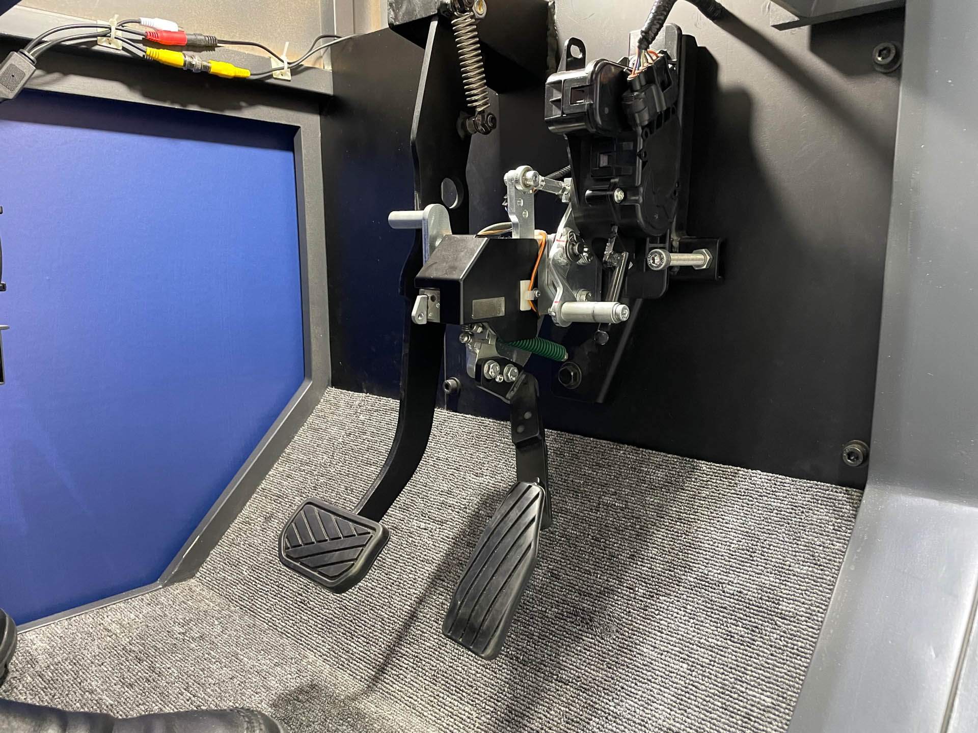 アイアクセル。実用に即したメカ機構でアイデア商品だと感じました。既販車にも装備できるので絶えない踏み間違い事故が減るとよいです