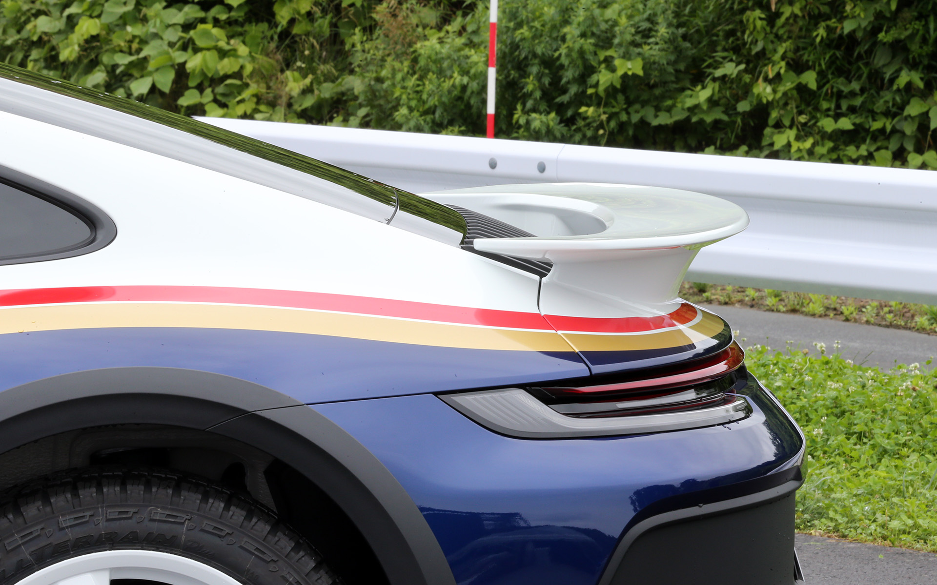 911ダカールでは通常の911よりも車高を高くし、オフロードアドベンチャーを意欲的に楽しめる仕様とした