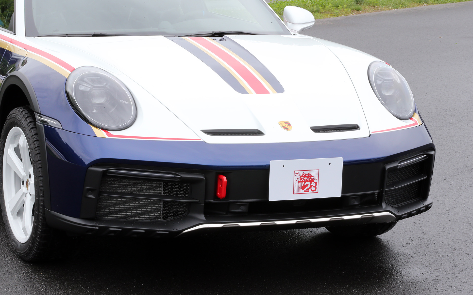 911ダカールでは通常の911よりも車高を高くし、オフロードアドベンチャーを意欲的に楽しめる仕様とした