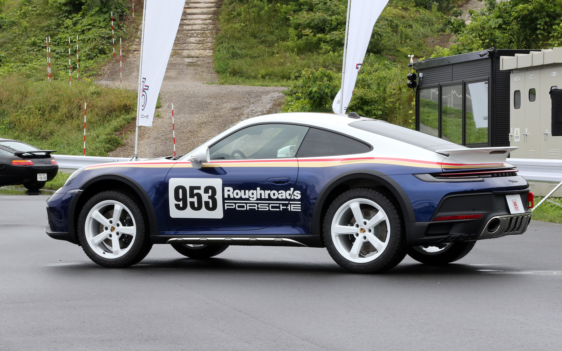 911ダカールでは通常の911よりも車高を高くし、オフロードアドベンチャーを意欲的に楽しめる仕様とした