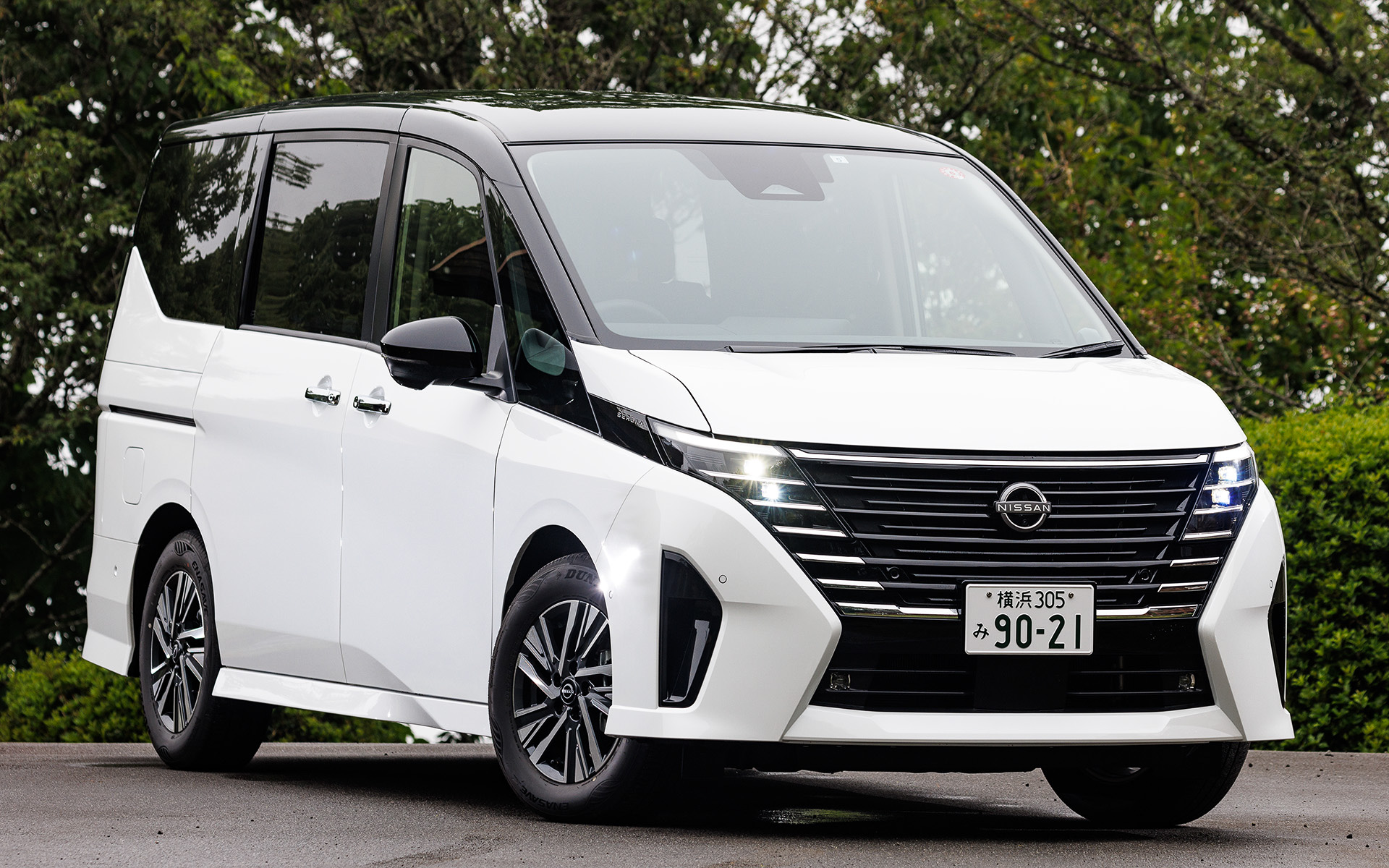 新型セレナは2022年11月に発表。同年12月にガソリン車の2WDモデルを、2023年4月にe-POWER車を発売。新型セレナは初代から受け継がれる“BIG”、“EASY”、“FUN”のコンセプトに代表される室内空間の広さや利便性はそのままに、移動時の快適性を追求し、最先端技術の搭載やさまざまな機能の充実を図ることでさらなる進化を遂げた。写真は「e-POWER ハイウェイスターV」(368万6100円)で、ボディサイズは4765×1715×1870mm(全長×全幅×全高)、ホイールベースは2870mm