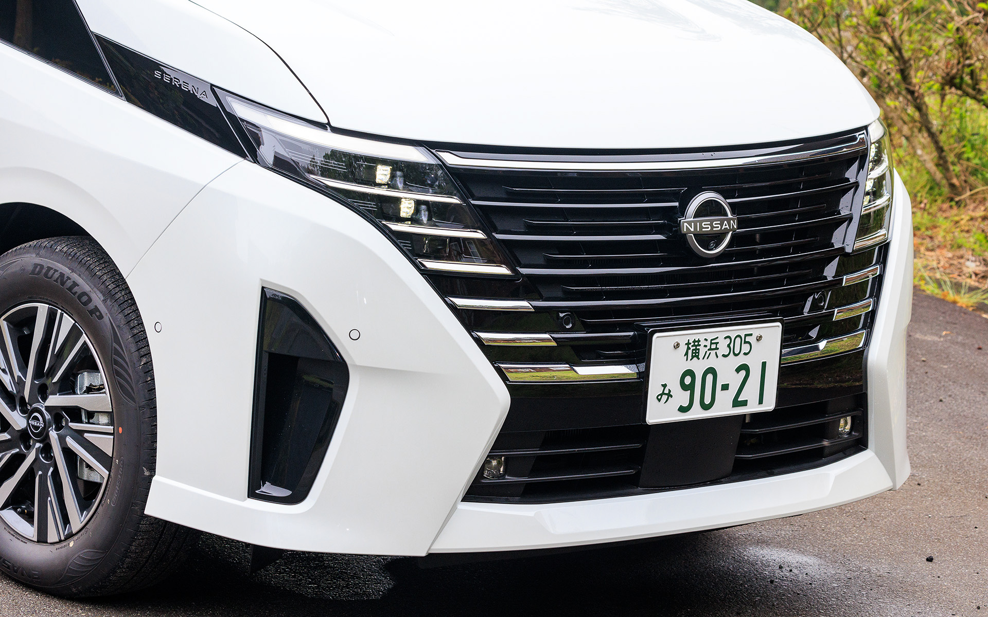 エクステリアは親しみやすさを感じながらより上質でモダンな要素を取り入れるとともに、最上級グレード「e-POWER LUXION」とハイウェイスターはダイナミックで力強い走りを想起させる印象的なデザインに仕上げている。また、すべてのランプをLED化して先進性と美しさを徹底追及したという