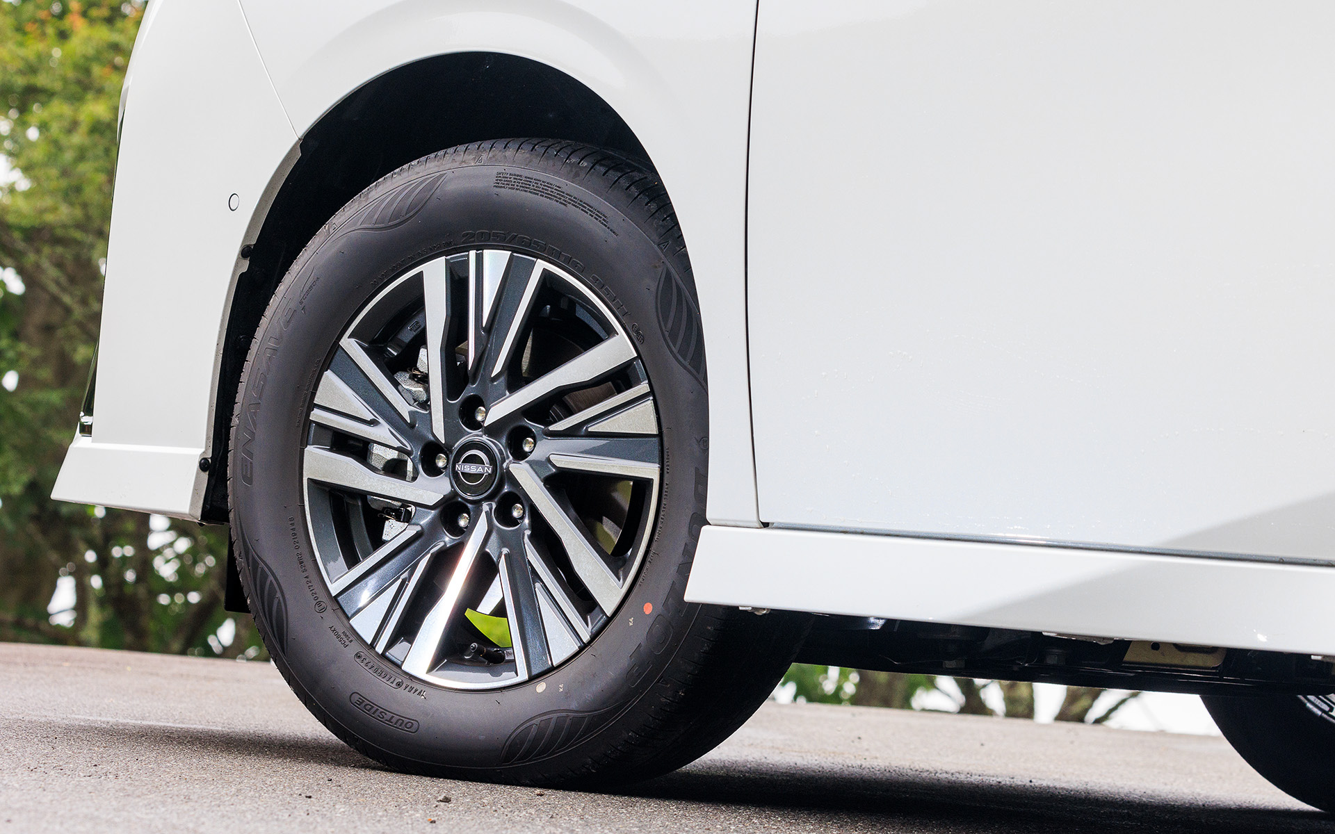 エクステリアは親しみやすさを感じながらより上質でモダンな要素を取り入れるとともに、最上級グレード「e-POWER LUXION」とハイウェイスターはダイナミックで力強い走りを想起させる印象的なデザインに仕上げている。また、すべてのランプをLED化して先進性と美しさを徹底追及したという