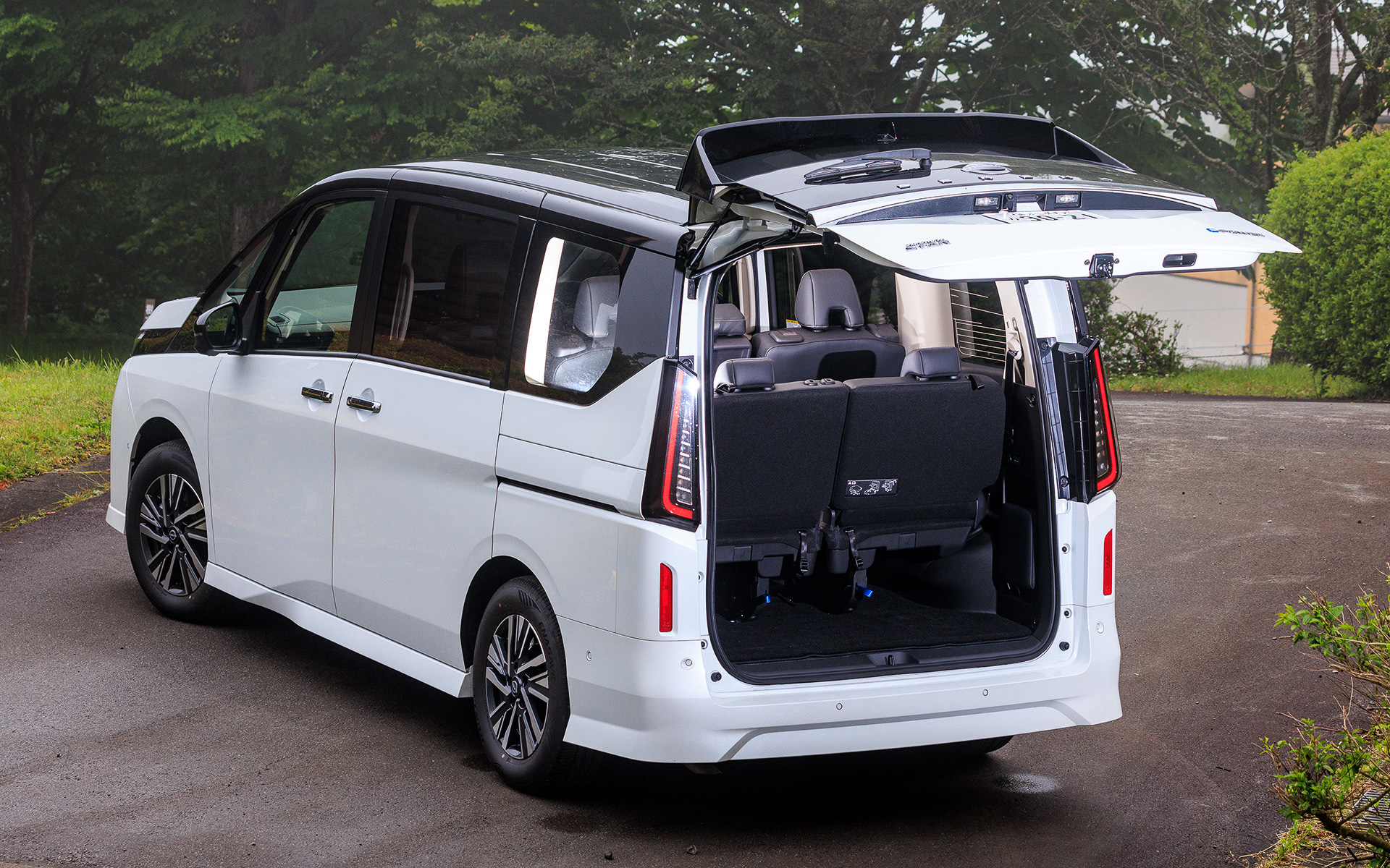 バックドア全体を開けずに荷物の出し入れが可能な「デュアルバックドア」も使い勝手を向上させており、開口時のサイズを見直すことでより狭い駐車スペースでも使用できるようになった