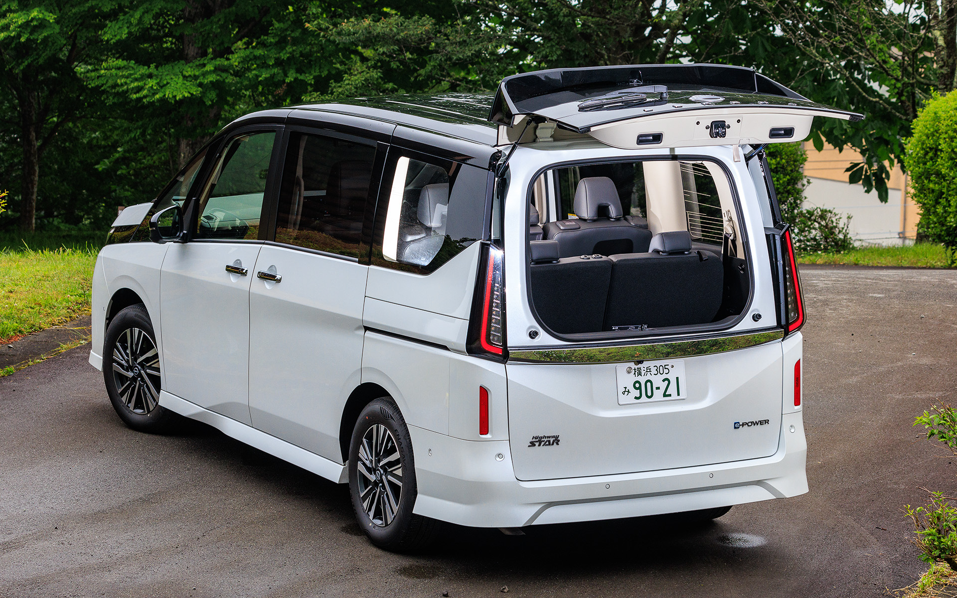 バックドア全体を開けずに荷物の出し入れが可能な「デュアルバックドア」も使い勝手を向上させており、開口時のサイズを見直すことでより狭い駐車スペースでも使用できるようになった