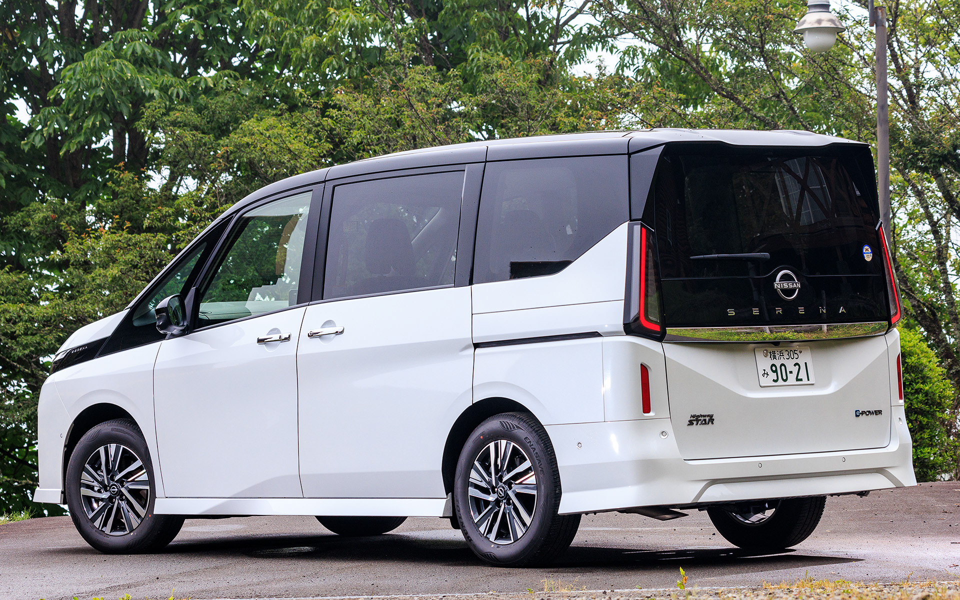 新型セレナは2022年11月に発表。同年12月にガソリン車の2WDモデルを、2023年4月にe-POWER車を発売。新型セレナは初代から受け継がれる“BIG”、“EASY”、“FUN”のコンセプトに代表される室内空間の広さや利便性はそのままに、移動時の快適性を追求し、最先端技術の搭載やさまざまな機能の充実を図ることでさらなる進化を遂げた。写真は「e-POWER ハイウェイスターV」(368万6100円)で、ボディサイズは4765×1715×1870mm(全長×全幅×全高)、ホイールベースは2870mm