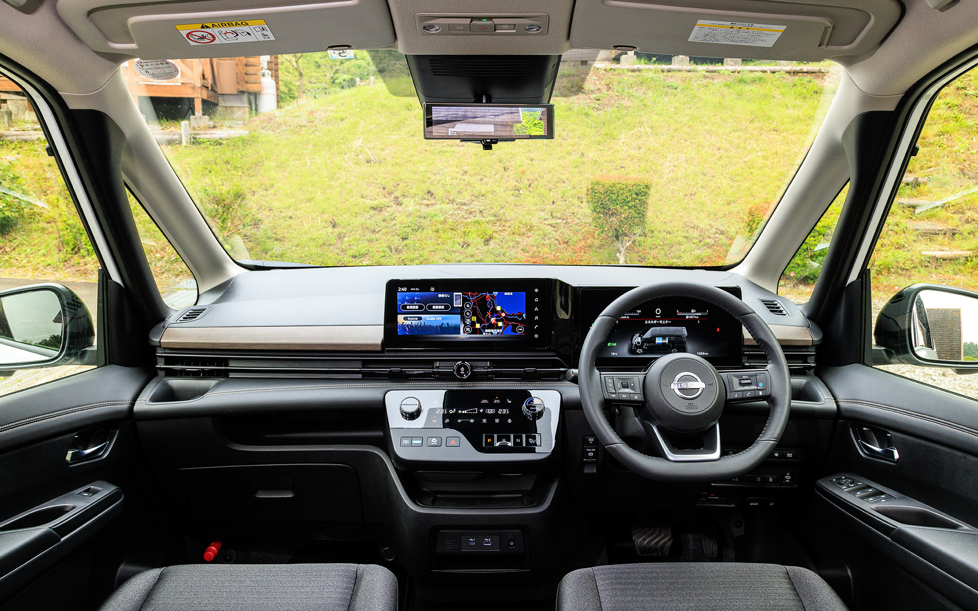 インテリアは先進的で上質な広々とした空間を意識したデザインとし、運転席は視界を遮る凹凸を減らすことで視界が開け、運転のしやすさを向上。シフトには日産として初めてスイッチタイプの電制シフトを採用し、スッキリとした見た目と分かりやすい操作性を実現