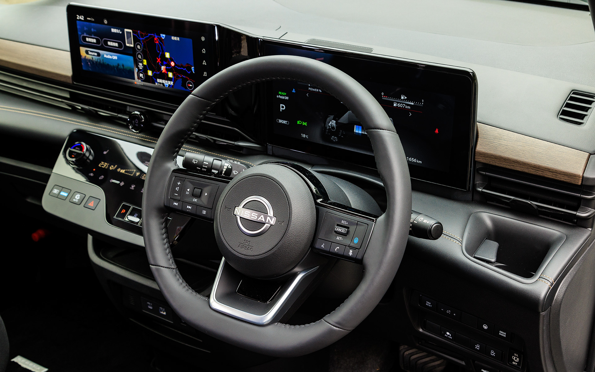 インテリアは先進的で上質な広々とした空間を意識したデザインとし、運転席は視界を遮る凹凸を減らすことで視界が開け、運転のしやすさを向上。シフトには日産として初めてスイッチタイプの電制シフトを採用し、スッキリとした見た目と分かりやすい操作性を実現