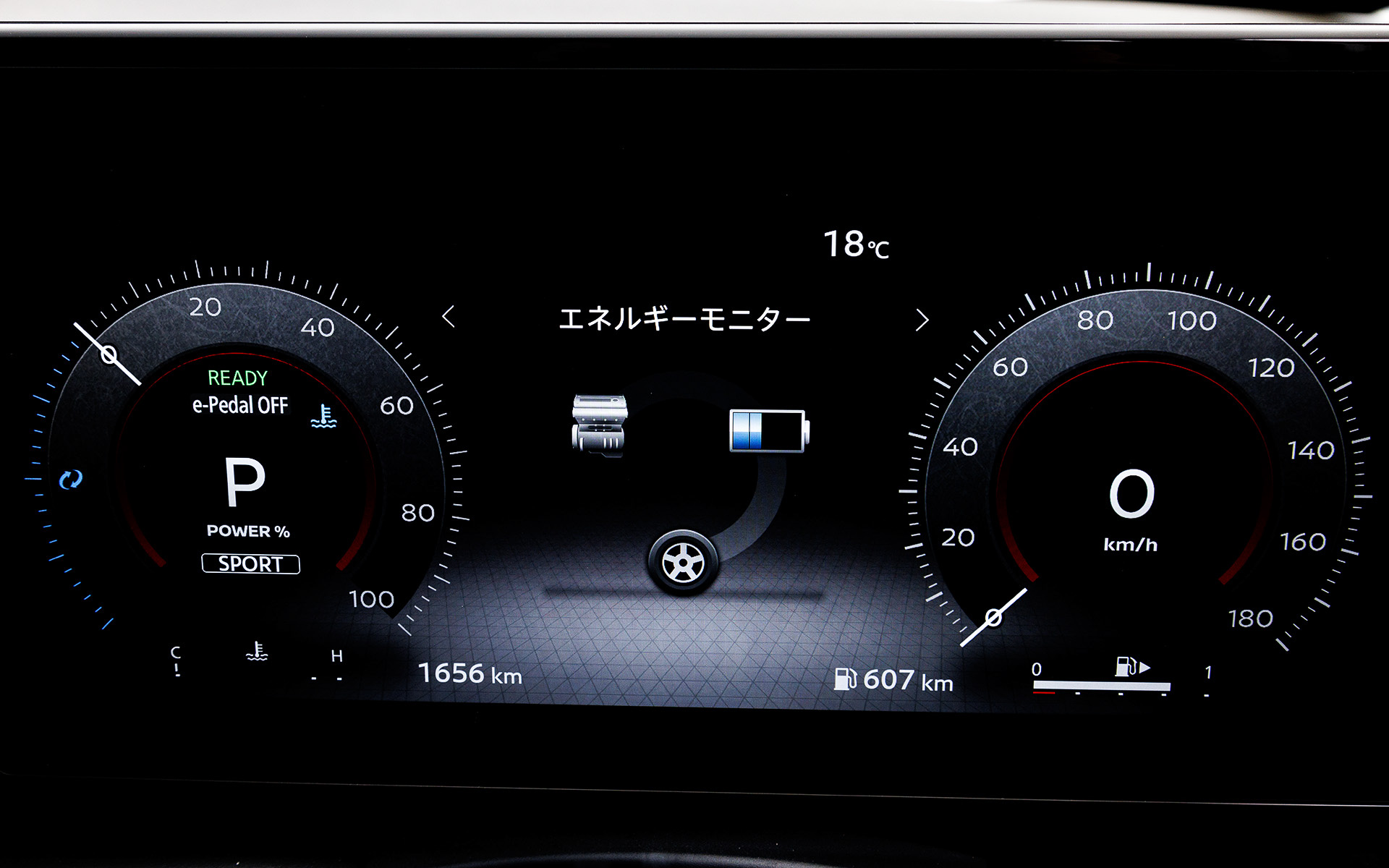 メーターパターンは2種類から選択可能。センターディスプレイと一体感のある統合型インターフェースディスプレイを採用し、12.3インチカラーディスプレイを用いるNissanConnectナビゲーションシステムはe-POWER LUXIONで標準装備。先進的なデザインのタッチパネル式オートエアコン（プラズマクラスター搭載）は、運転席、助手席、後席で別々に温度設定ができるエアコン独立温度調整機能を備える