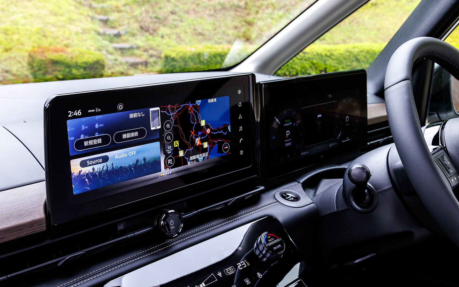 メーターパターンは2種類から選択可能。センターディスプレイと一体感のある統合型インターフェースディスプレイを採用し、12.3インチカラーディスプレイを用いるNissanConnectナビゲーションシステムはe-POWER LUXIONで標準装備。先進的なデザインのタッチパネル式オートエアコン（プラズマクラスター搭載）は、運転席、助手席、後席で別々に温度設定ができるエアコン独立温度調整機能を備える