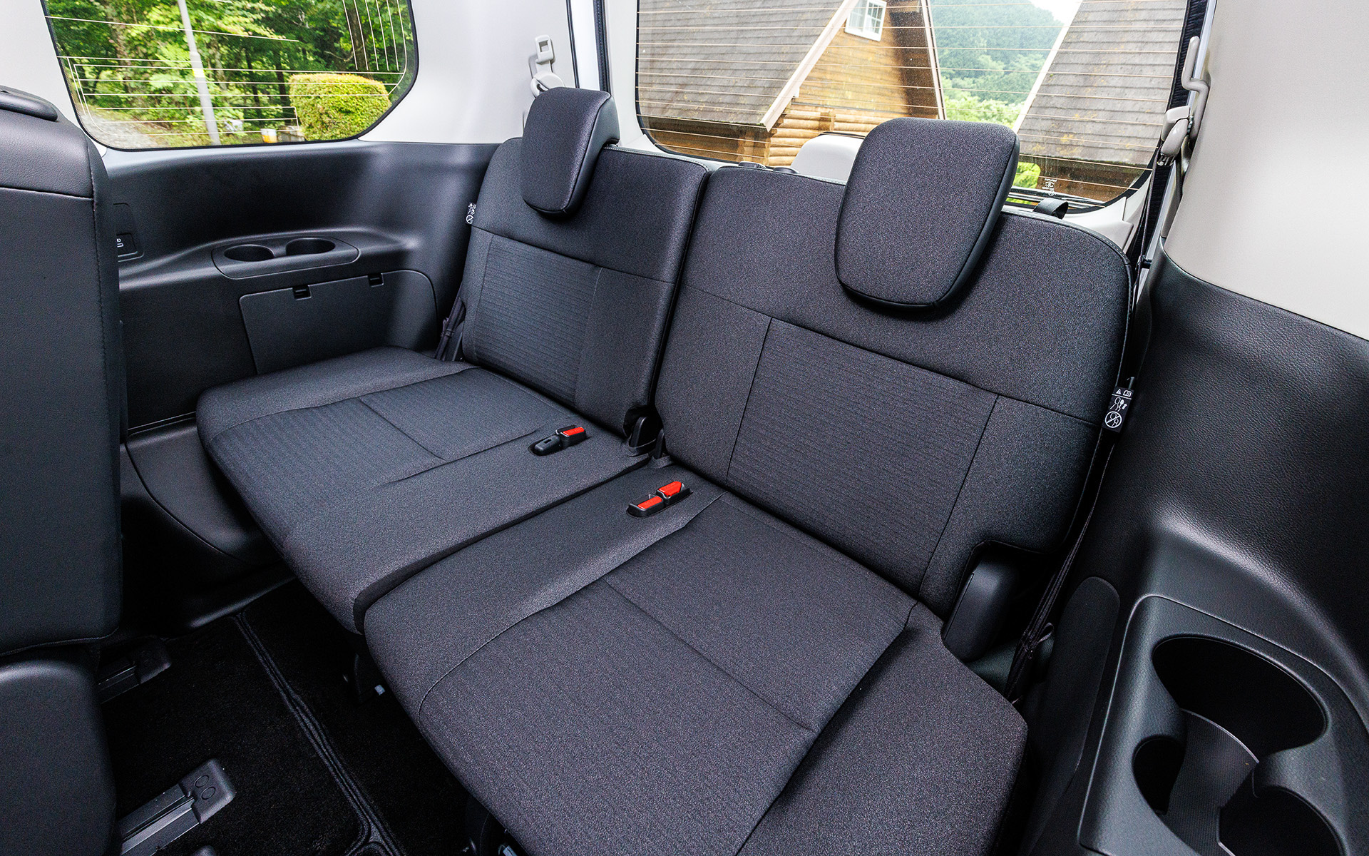 シートは素材の高級感と、お菓子などの食べかすが隙間に入り込みにくく、飲み物などをこぼしてしまったときもふき取りやすいなど機能性を両立。また、e-POWER車では8人乗りを追加したことがトピックとして挙げられるほか、荷室長（サードシート後端～バックドア）では先代セレナが329.3～449.3mm（スライド120mm）だったところ、342.3～462.3mm（スライド120mm）へと拡大し、ゴルフバッグを縦積みで4個、Lクラススーツケースを2個搭載することを可能にした