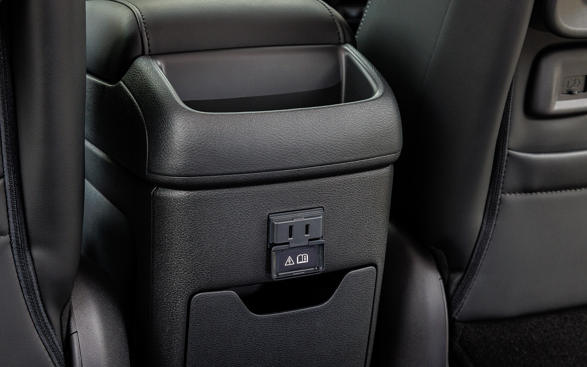 e-POWER車には100V AC電源（1500W）をオプション設定しており、アウトドアでの家電製品の稼働や、災害時に非常用電源として使うことができる