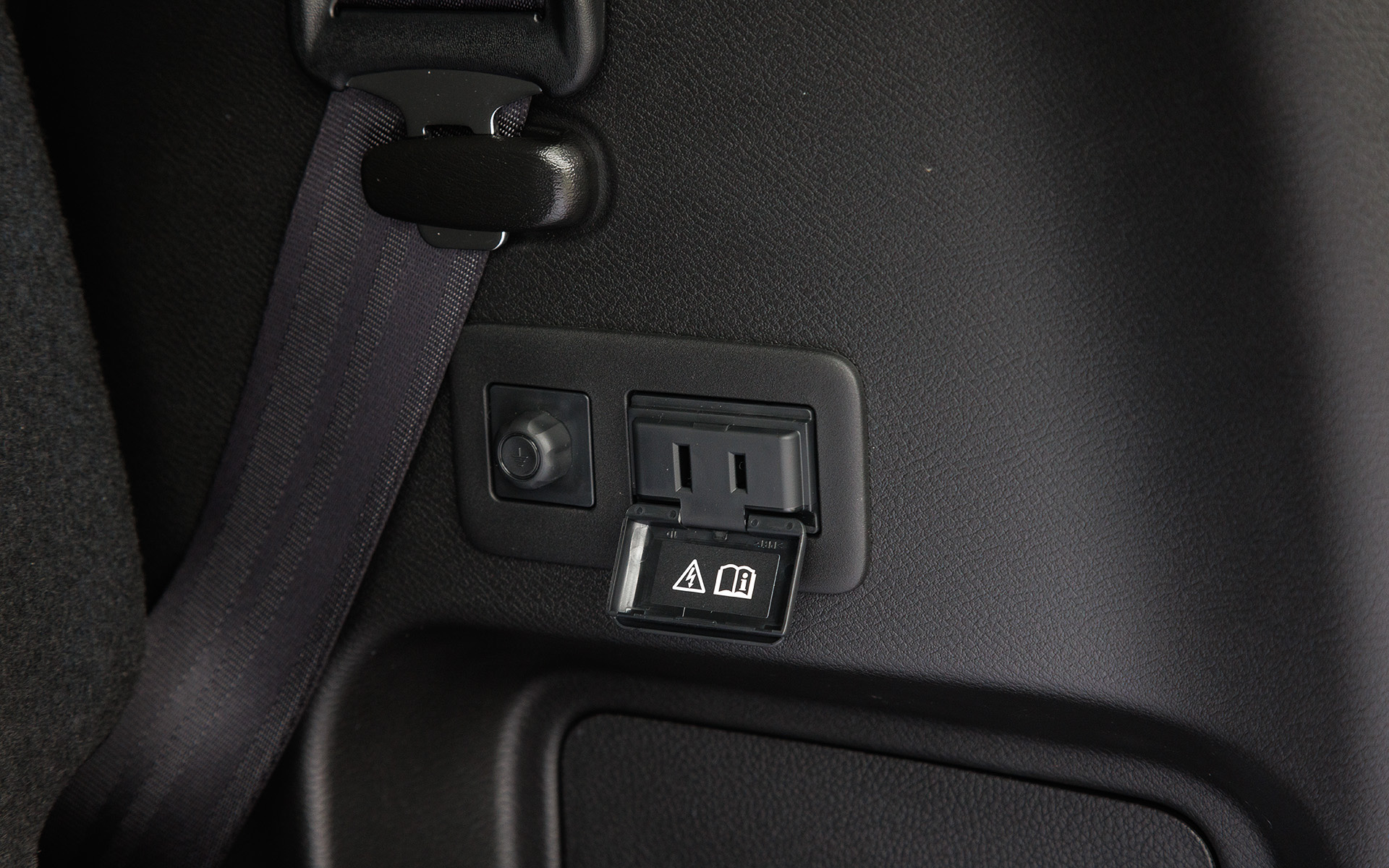 e-POWER車には100V AC電源（1500W）をオプション設定しており、アウトドアでの家電製品の稼働や、災害時に非常用電源として使うことができる