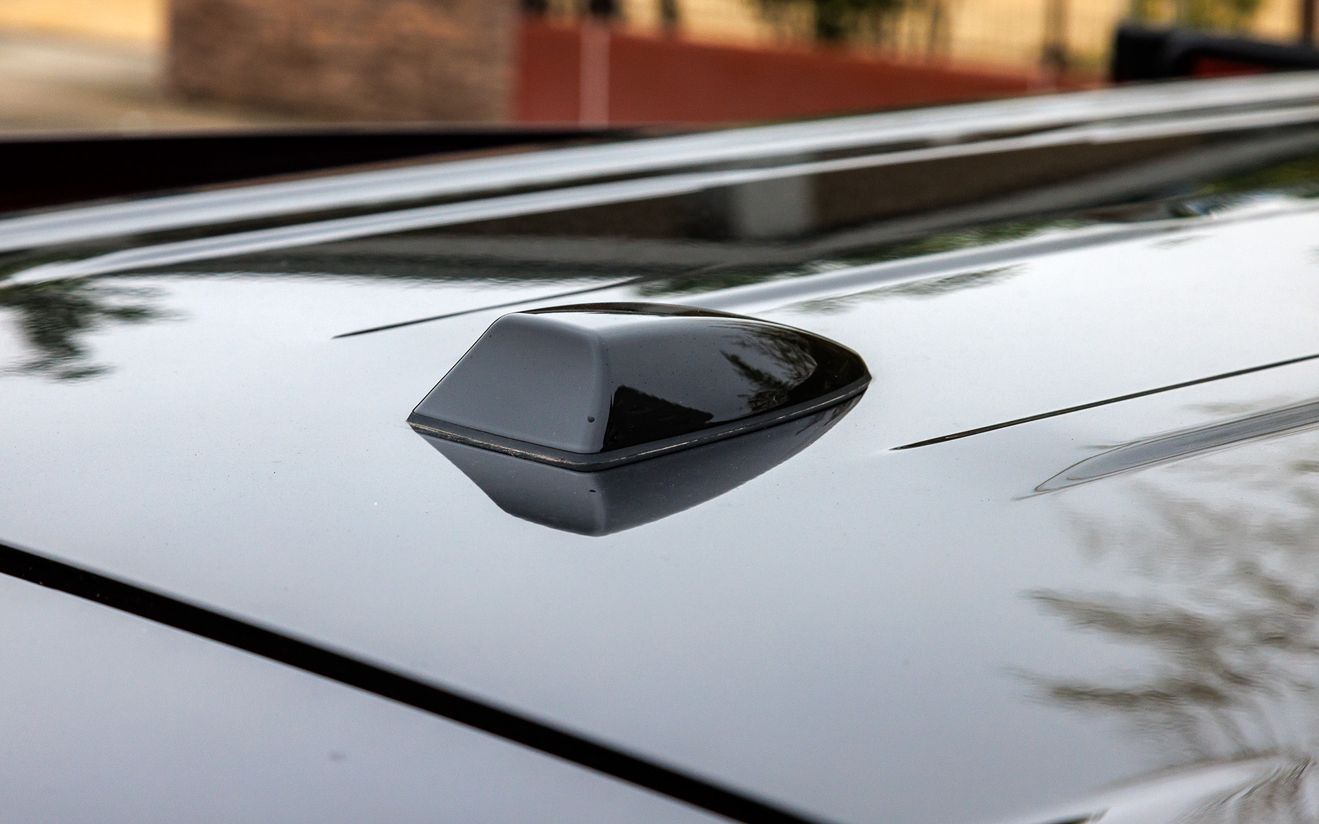 ハイウェイスターとの外観上での違いは大きくはないが、LUXIONではヘッドライト横のフィニッシャーがガンメタ仕様になるとともに、シャークフィンアンテナが付く。フロントグリル、フロントエアロバンパー、サイドシルスポイラー、リアエアロバンパーなどはハイウェイスターと共通