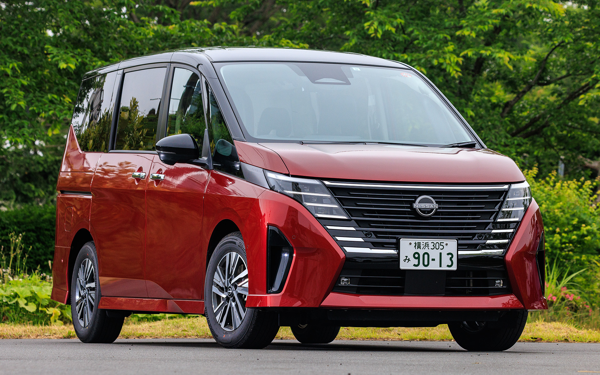 こちらは「e-POWER LUXION」（479万8200円）。LUXIONは7人乗りのe-POWERのみの設定で、ミニバンで初めてプロパイロット2.0を標準装備するなど上質で特別なグレードとして位置付けられる。LUXIONは「上質な」という意味のluxeと、「神の国」を表すzionを組み合わせた造語で、最高級感を表現したもの