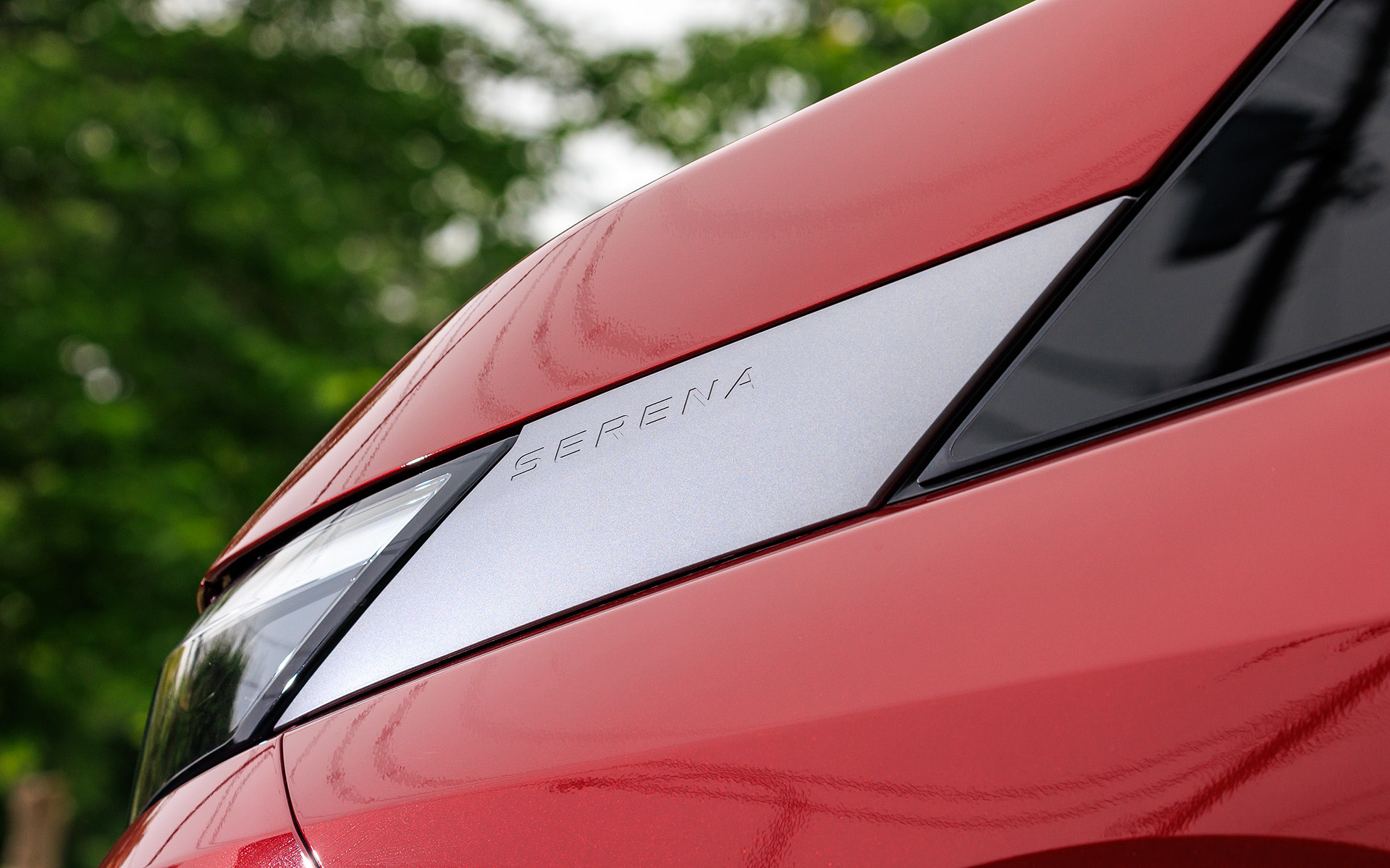 ハイウェイスターとの外観上での違いは大きくはないが、LUXIONではヘッドライト横のフィニッシャーがガンメタ仕様になるとともに、シャークフィンアンテナが付く。フロントグリル、フロントエアロバンパー、サイドシルスポイラー、リアエアロバンパーなどはハイウェイスターと共通