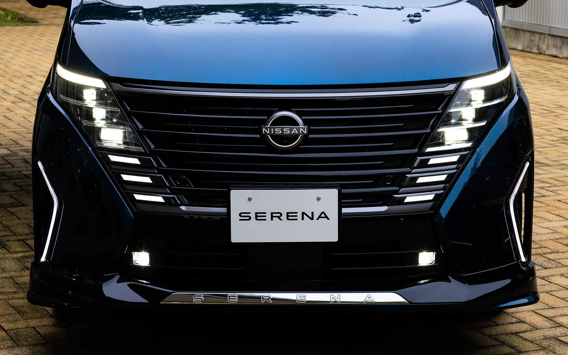 試乗会会場にはアクセサリー装着車も展示。フロントグリルイルミネーション、フロントバンパーイルミネーション、フロントプロテクターがセットになる「フロントダイナミックパック」（16万6601円）をはじめ、内側から外側に流れるように光る「シーケンシャルドアミラーウィンカー」（3万9800円）、放射冷却メタマテリアル技術を採用した「Radi-Coolカーサイドタープ」（3万9600円）、水滴や汚れが簡単に拭き取れるフローリング調カーペット「フロアカーペットフローリングセット」（7万3000円/2/3列目のみ。1列目はフロアカーペット）、荷物の出し入れがさらに便利になる「ラゲッジボード」（3万6500円）といった人気のアイテムが付いている