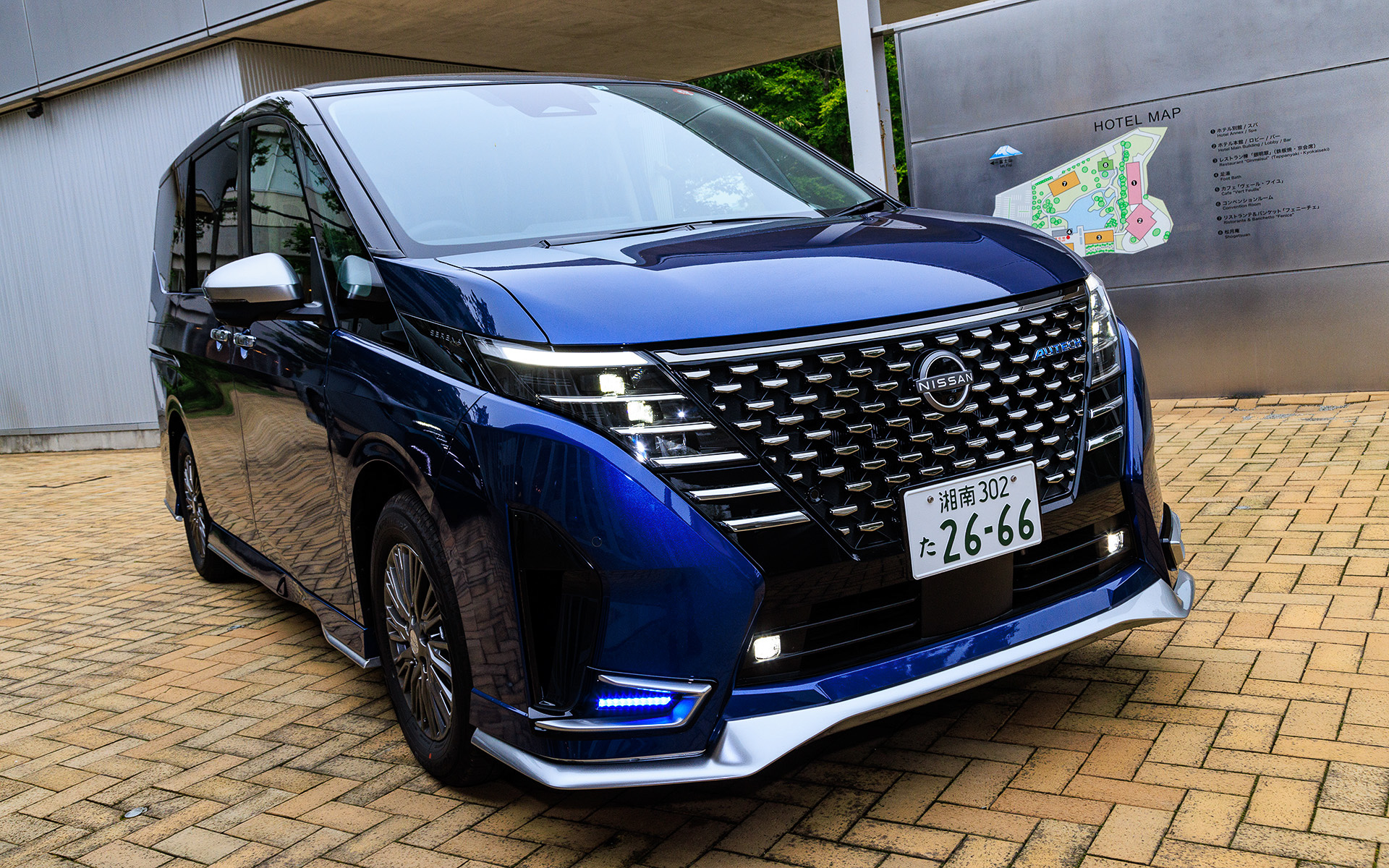 ドットパターンのフロントグリルやブルーに発光するシグネチャーLED、スポークフォルムにダーク金属調シルバーを組み合わせた専用16インチアルミホイールを備える新型セレナAUTECHもラインアップ