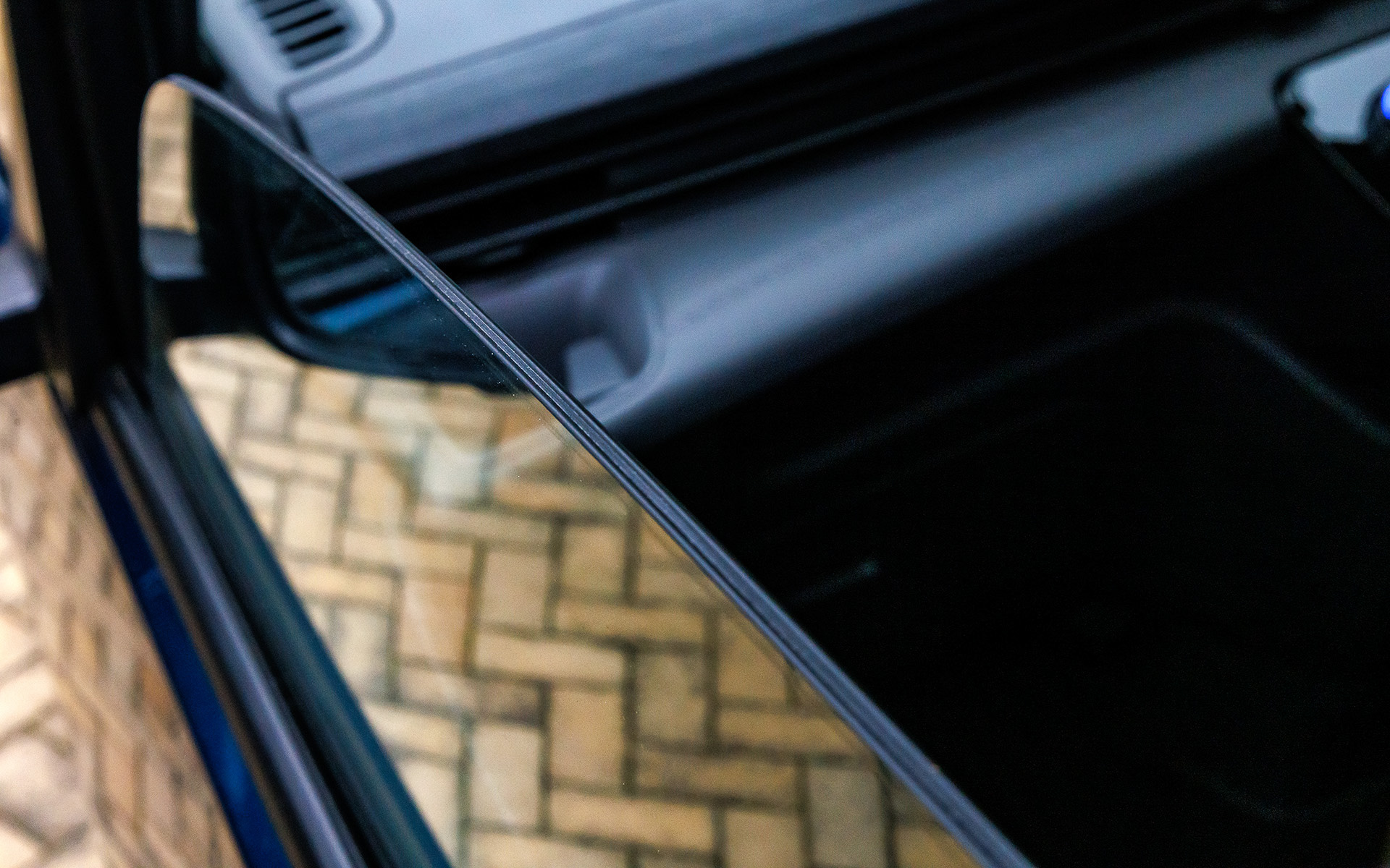 LUXIONではフロントと前席横に遮音ガラスを採用