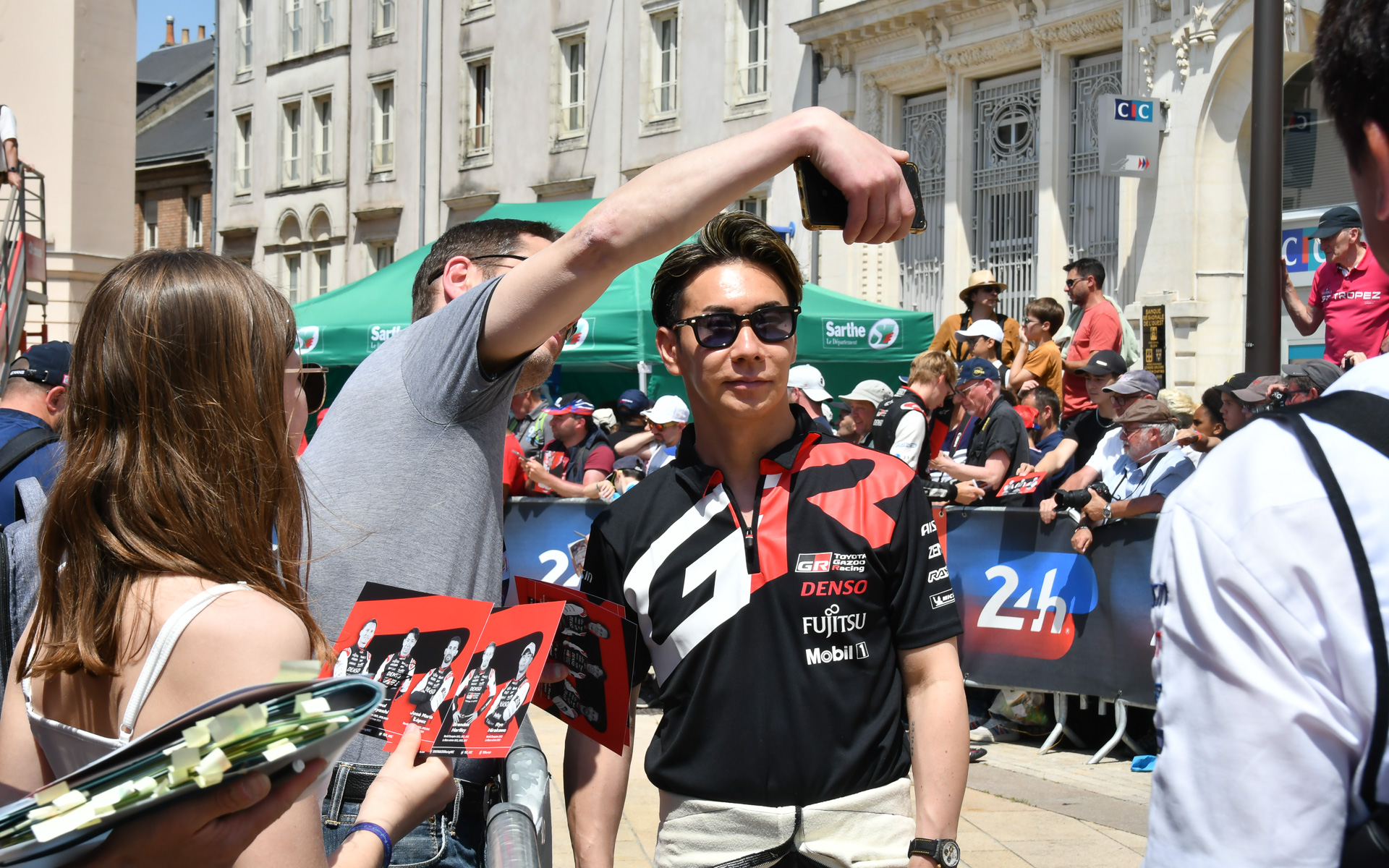 ファンとのサインや撮影など、積極的にふれあっていた小林可夢偉氏