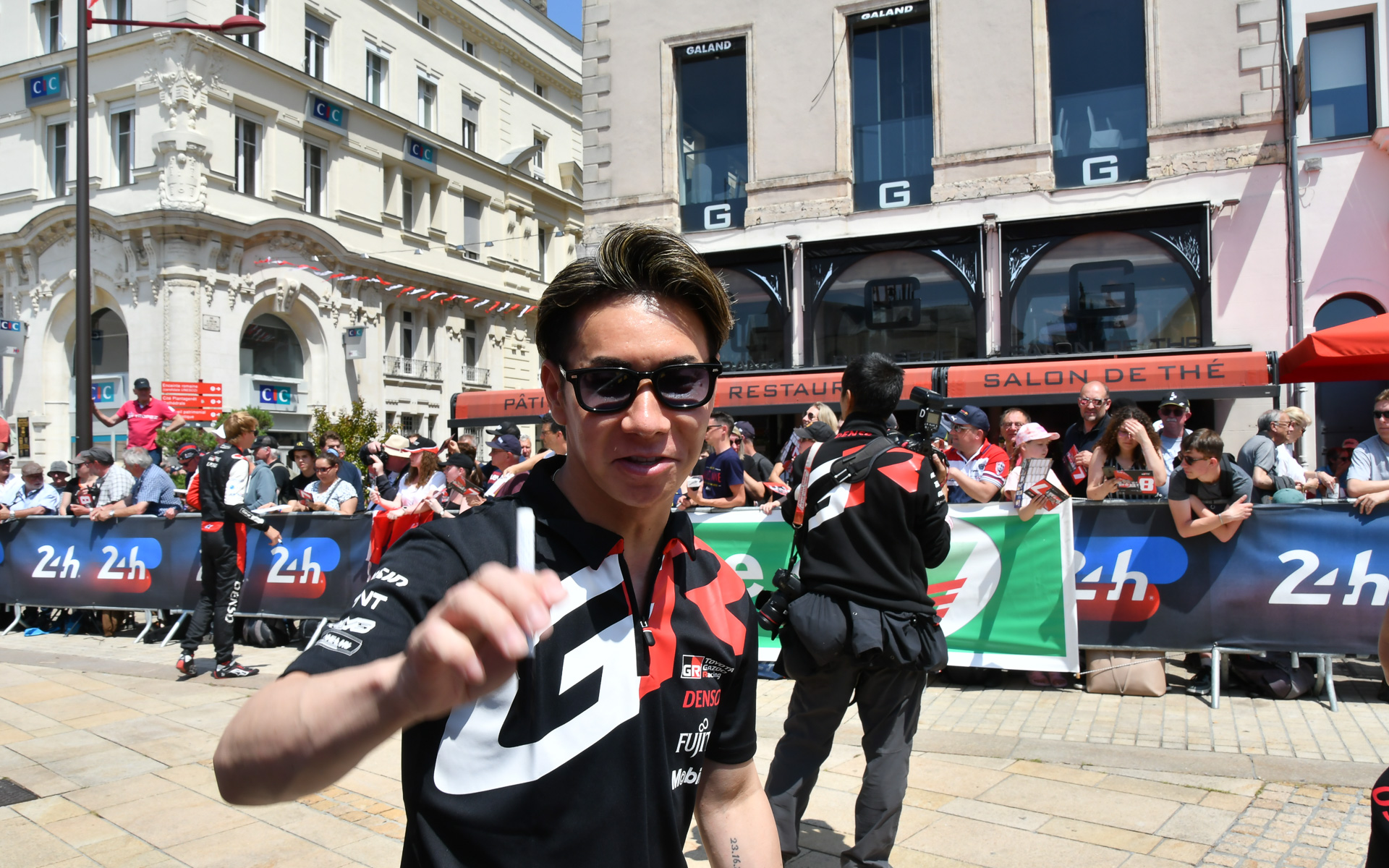 最後に、スペシャルカラー名について「まだないです、でも思いは伝えましたよ。伝えてください」と語り、立ち去っていった小林可夢偉チーム代表