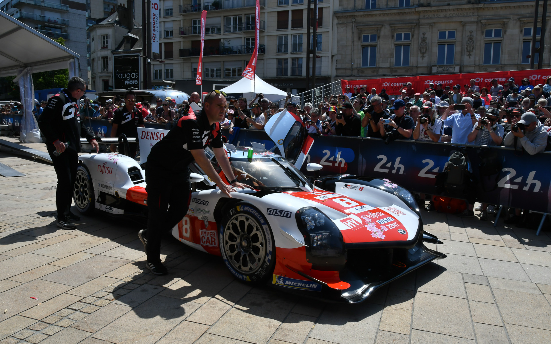 公開車検に登場したTOYOTA GAZOO RacingのGR010 Hybrid。桜のイラストが描かれたスペシャルカラー