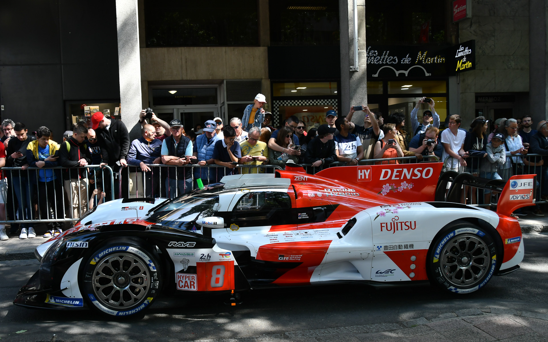 桜のデザインについては、豊田章男会長、佐藤恒治社長とディスカッションして方向性を決めた