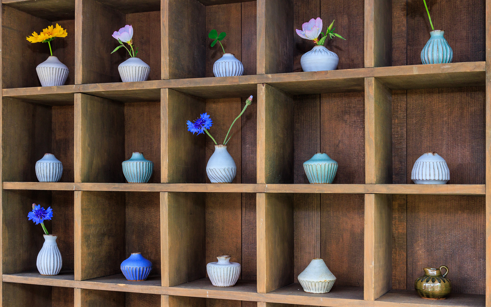 ブルーやグリーンの優しい色合いの小さくてかわいい陶器たち