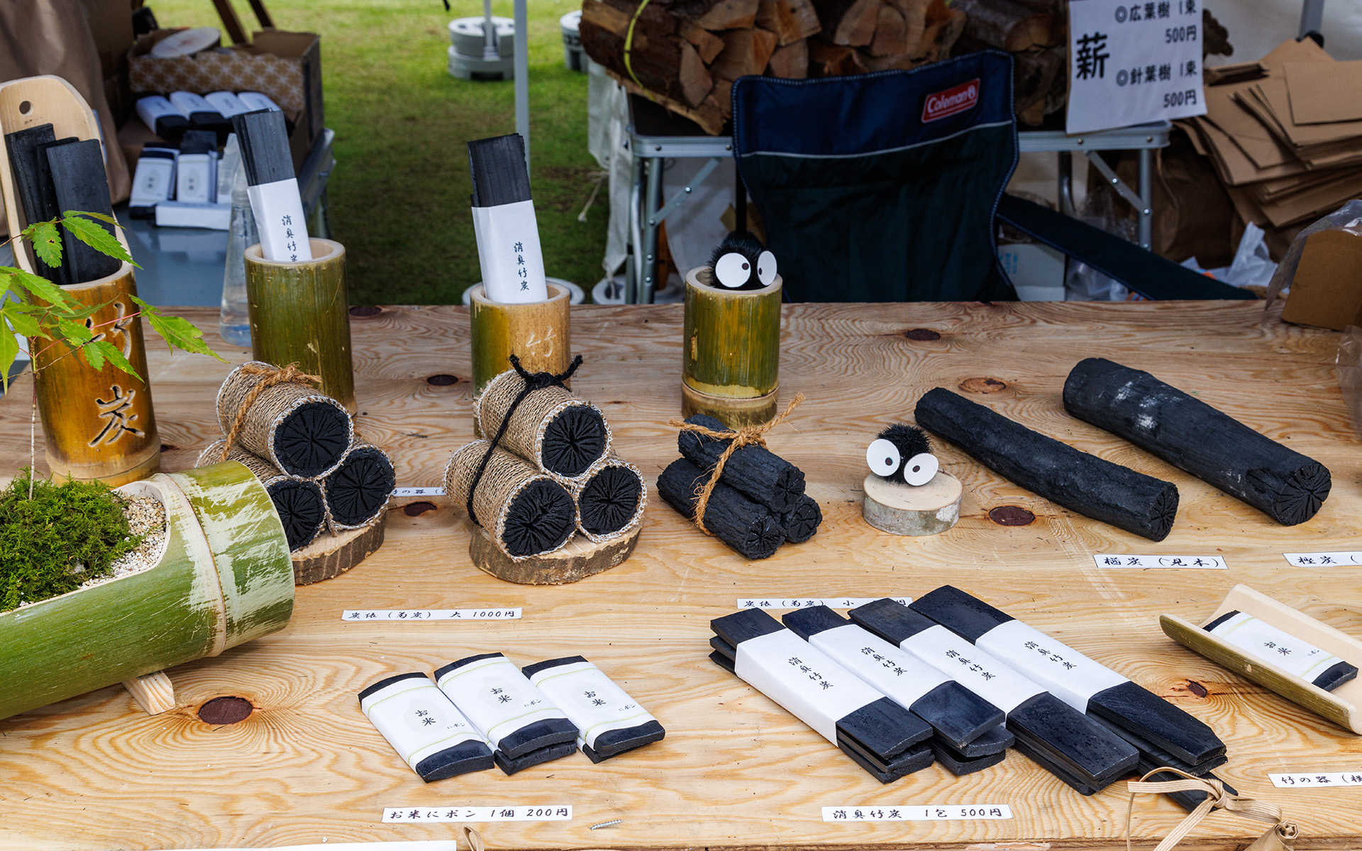 間伐材を利用して作った「炭」の商品。消臭用やお米を炊くときに使う商品など利用方法はいろいろ