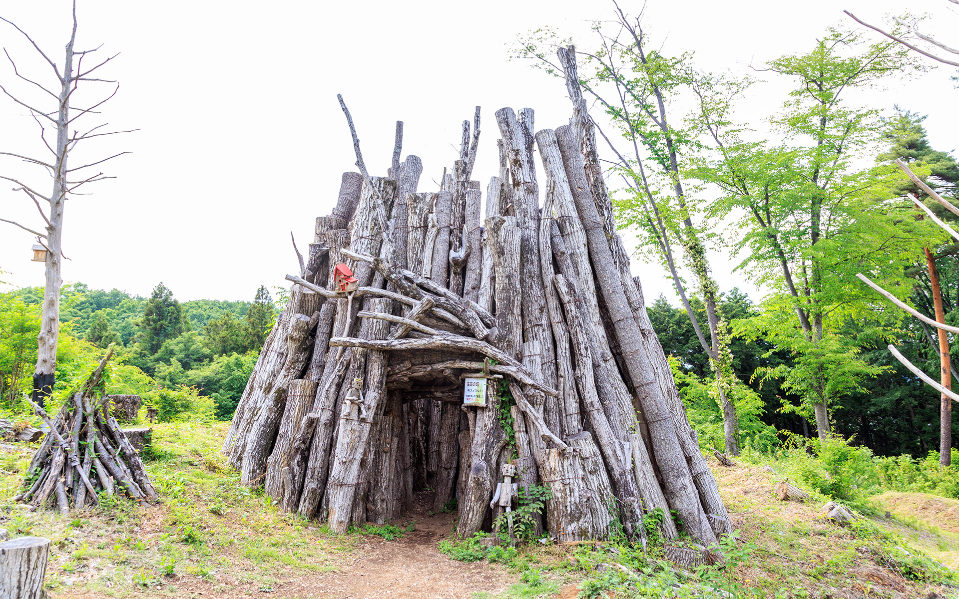 間伐材を再利用したオブジェクト「生命の塔」