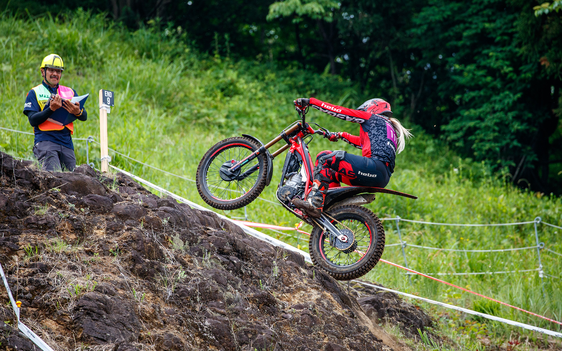 FIMトライアル選手権では女性クラスも設けられ、巧みにバイクを操っていた