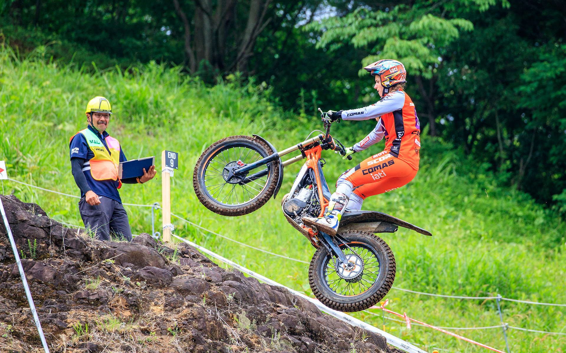 FIMトライアル選手権では女性クラスも設けられ、巧みにバイクを操っていた