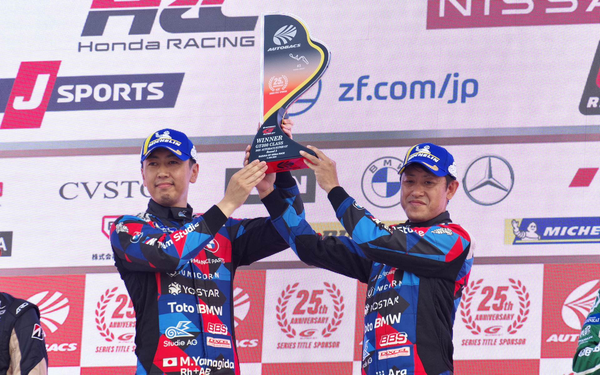 GT300クラスを制した荒聖治選手と柳田真孝選手