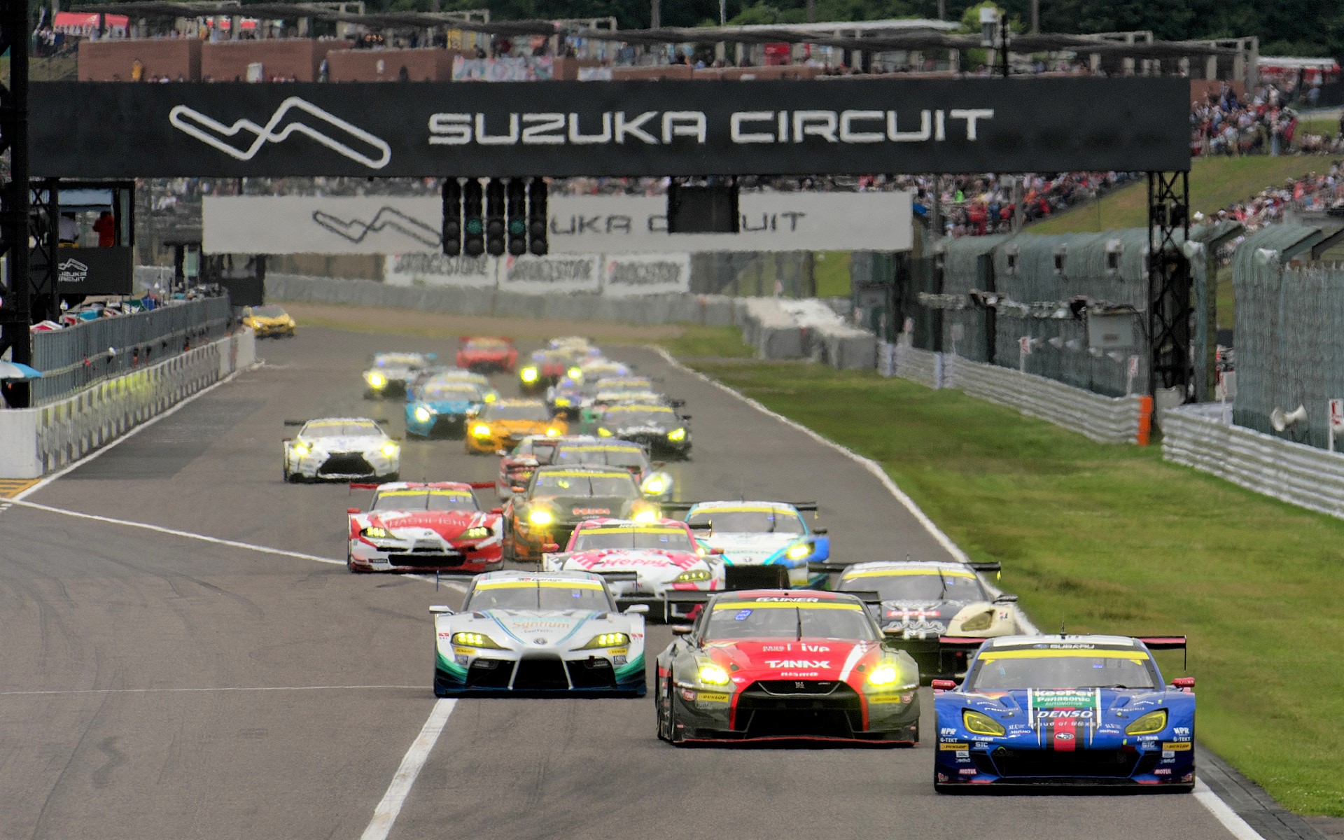 GT300クラスのスタートシーン