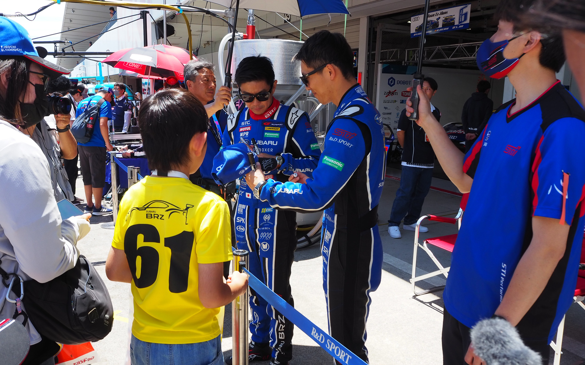 大勢のファンがお気に入りのドライバーに駆け寄りサインをもらっていた