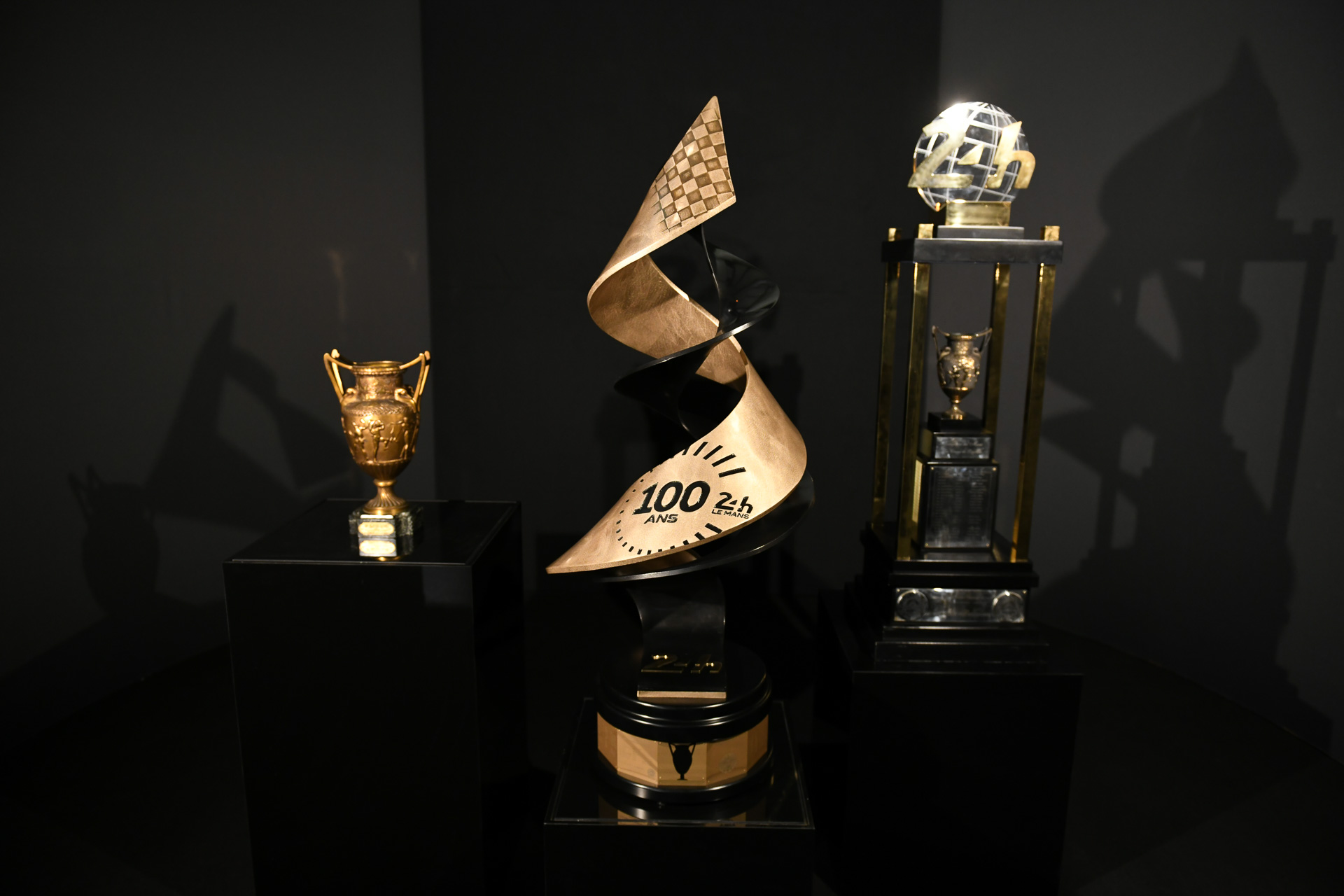 トロフィー展示。中央が100周年の特別なトロフィー