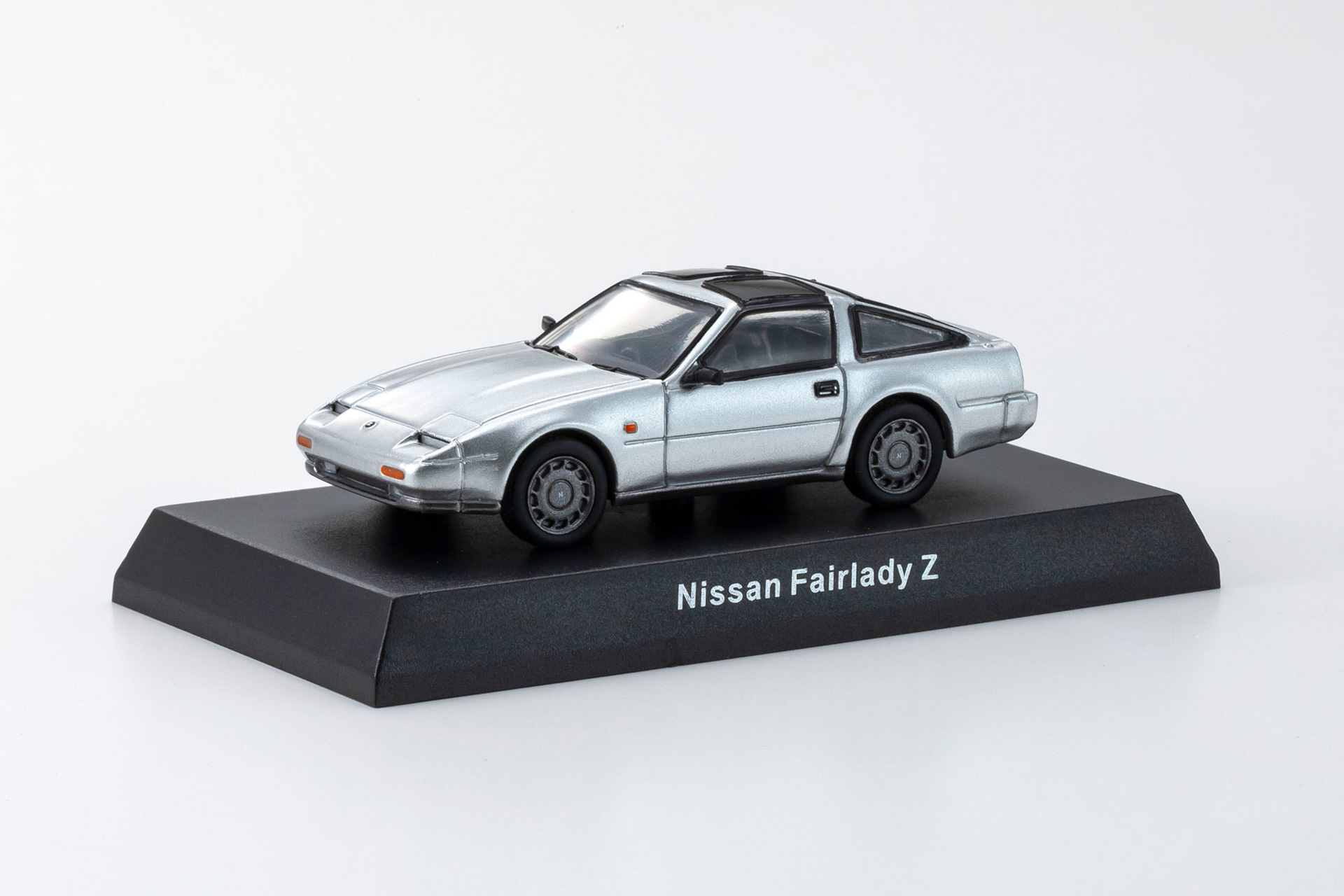 No.10 ,11 NISSAN FAIRLADY Z：フェアレディZ伝統のロングノーズ&ショートデッキを受け継ぎながら、卓越した空力性能と国産車最強のV6エンジンを得て、欧州スポーツカーと真っ向勝負を挑んだエポックメイキングなクルマ。その圧倒的なパワーに多くの人が憧れた。1986年のマイナーチェンジでは直線基調からグラマラスなデザインへと刷新されている