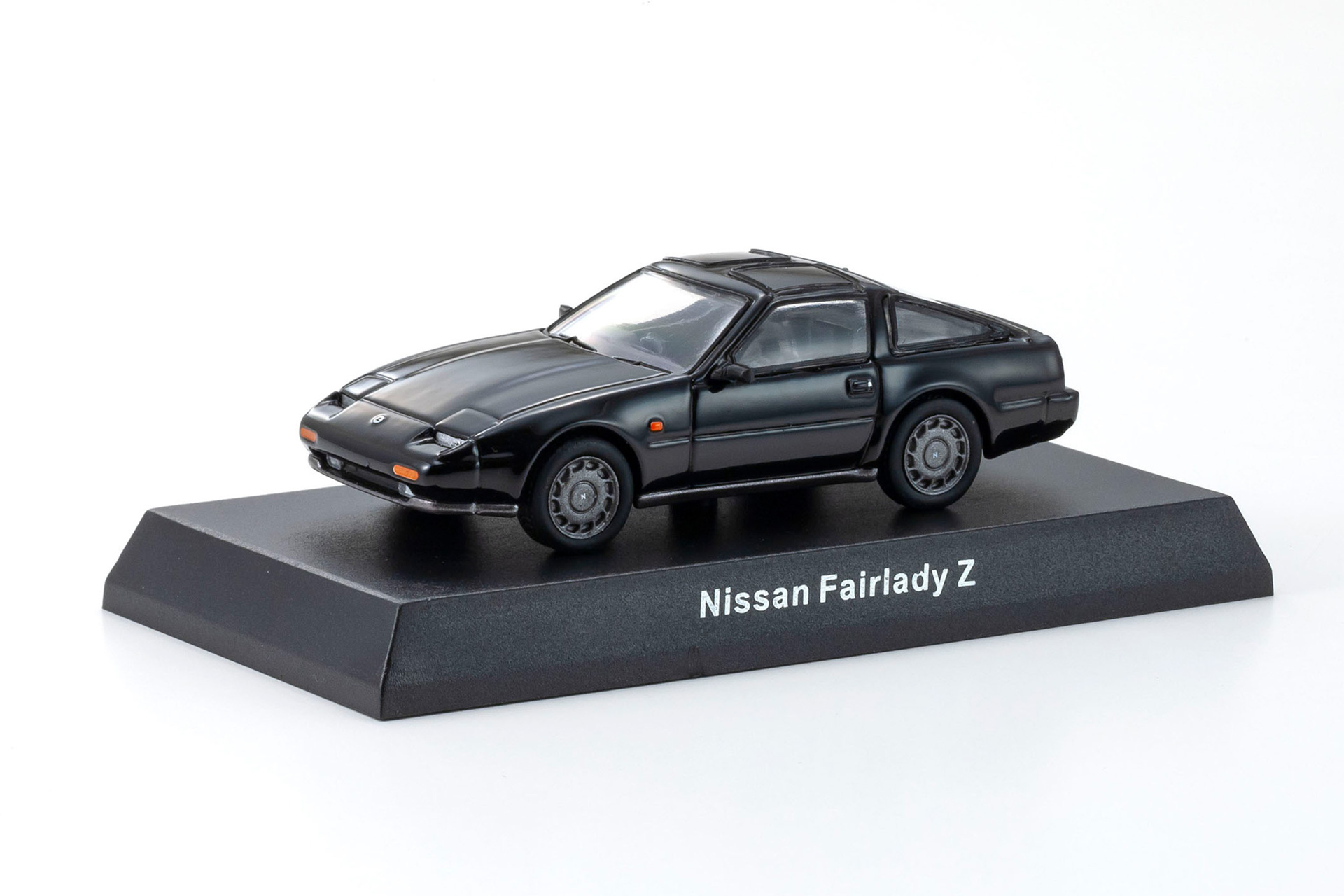 No.10 ,11 NISSAN FAIRLADY Z：フェアレディZ伝統のロングノーズ&ショートデッキを受け継ぎながら、卓越した空力性能と国産車最強のV6エンジンを得て、欧州スポーツカーと真っ向勝負を挑んだエポックメイキングなクルマ。その圧倒的なパワーに多くの人が憧れた。1986年のマイナーチェンジでは直線基調からグラマラスなデザインへと刷新されている