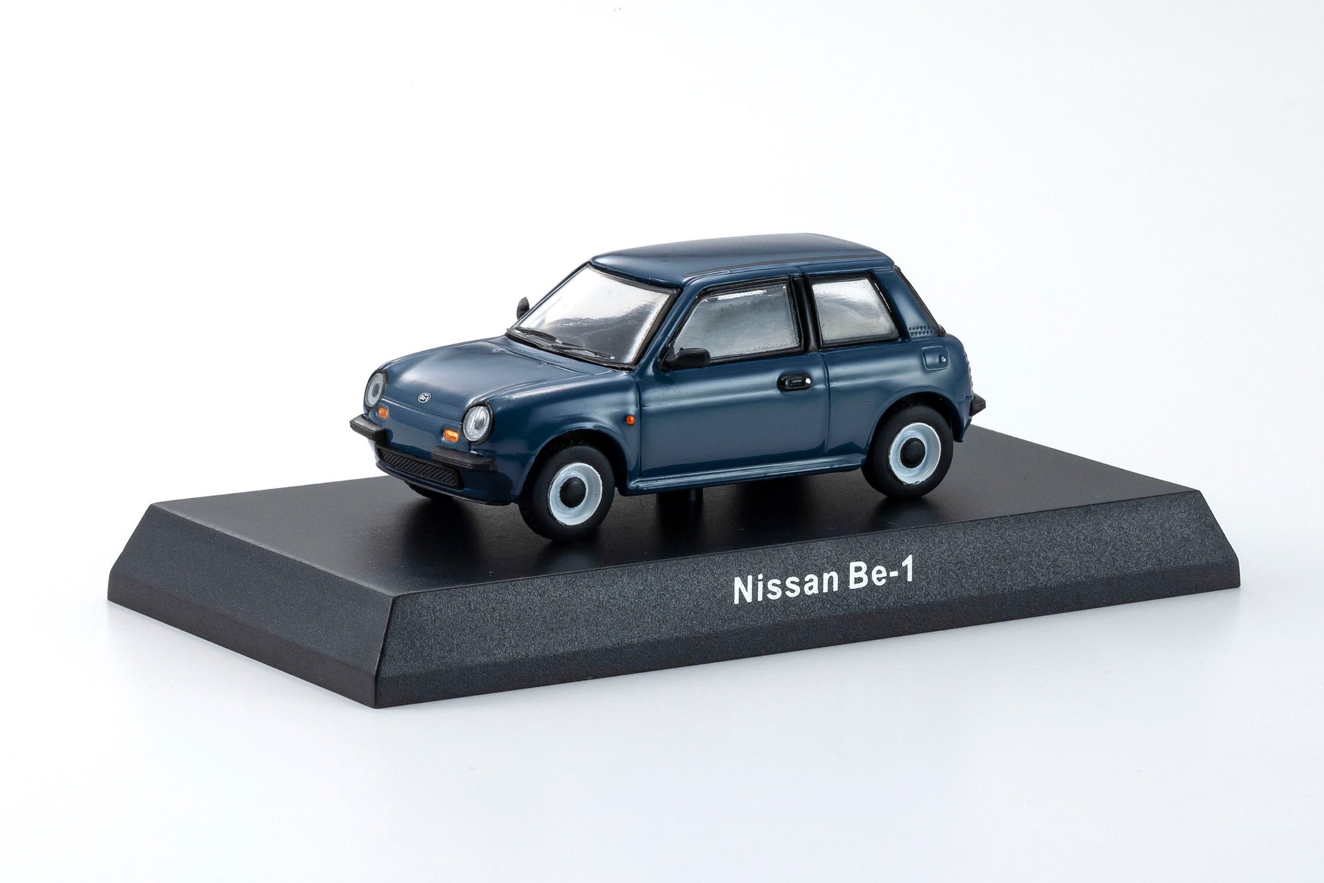 No.12, 13 NISSAN Be-1：初代マーチの車体に、新しいがどこか懐かしい「ノスタルジックモダン」なボディを組み合わせ、「パイクカー」と呼ばれるジャンルを切り開いた少量生産のコンパクトカー。キュートなルックスで発売直後から注文が殺到し、1987年のグッドデザイン賞に輝くなど、性能やパフォーマンスではなく、デザイン力で時代を刺激した