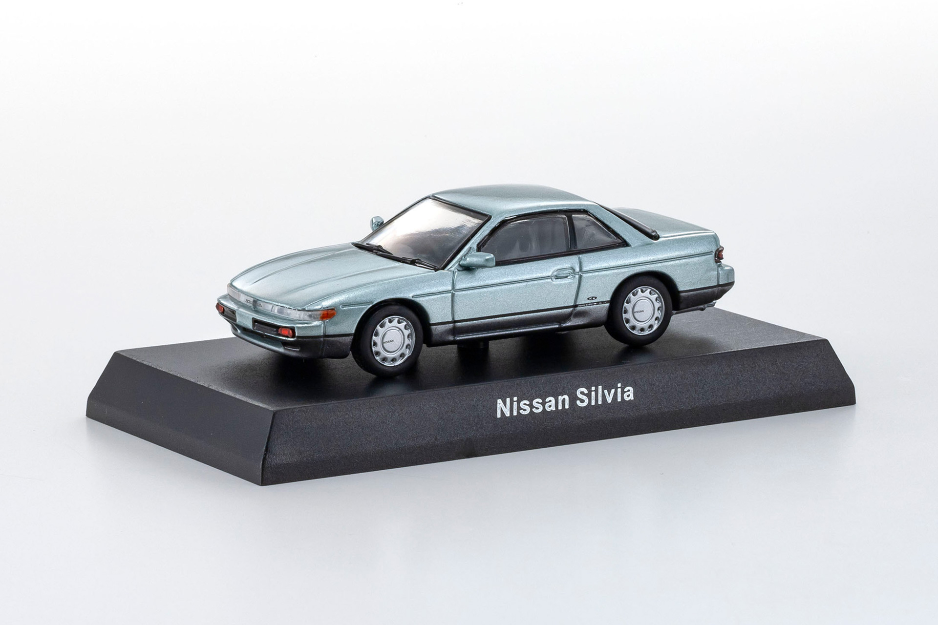 No.16, 17 NISSAN SILVIA：1980年代に一世を風靡した、2ドアスペシャリティカーのジャンルで一時代を築いた名車。シンプルかつクリーンなスタイリングもさることながら、ミドルクラスで貴重なFR車であったこともあり、ドレスアップ派からスポーツ好きまで幅広い層から支持を獲得。トランプから取ったK’s／Q’s／J’sのグレード名も遊び心に溢れていた