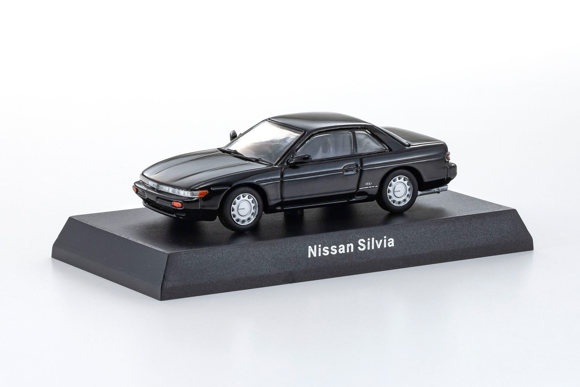 No.16, 17 NISSAN SILVIA：1980年代に一世を風靡した、2ドアスペシャリティカーのジャンルで一時代を築いた名車。シンプルかつクリーンなスタイリングもさることながら、ミドルクラスで貴重なFR車であったこともあり、ドレスアップ派からスポーツ好きまで幅広い層から支持を獲得。トランプから取ったK’s／Q’s／J’sのグレード名も遊び心に溢れていた