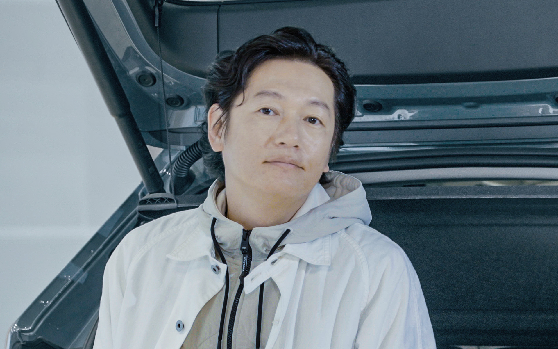 井浦新氏は、映画「ワンダフルライフ」に初主演して以降、映画を中心にドラマ、ナレーションなど幅広く活動。また、アパレルブランド「ELNEST CREATIVE ACTIVITY」のディレクター、さらに、サステイナブル・コスメ・ブランド「Kruhi」のファウンダーでもある。さらに映画館を応援する「MINI THEATER PARK」の活動も行なうなど幅広く活動している人物